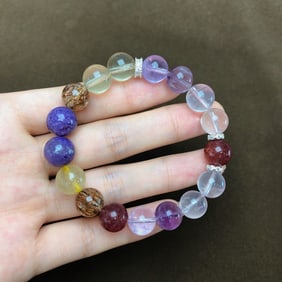 An Exquisite Crystal Bracelets