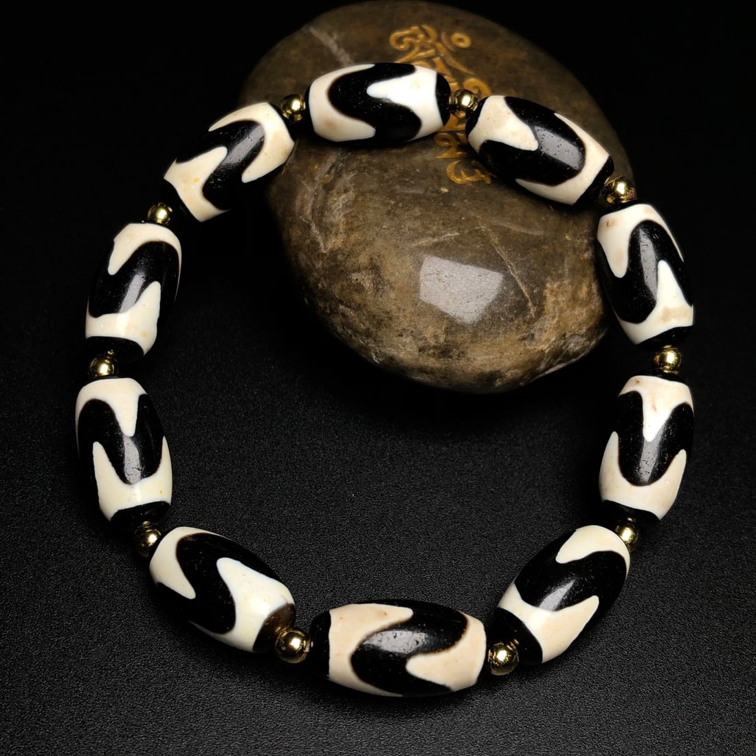 An Exquisite Dzi Bead Bracelets: An Exquisite Dzi Bead Bracelets,Size:19mmx10mm 天珠手串