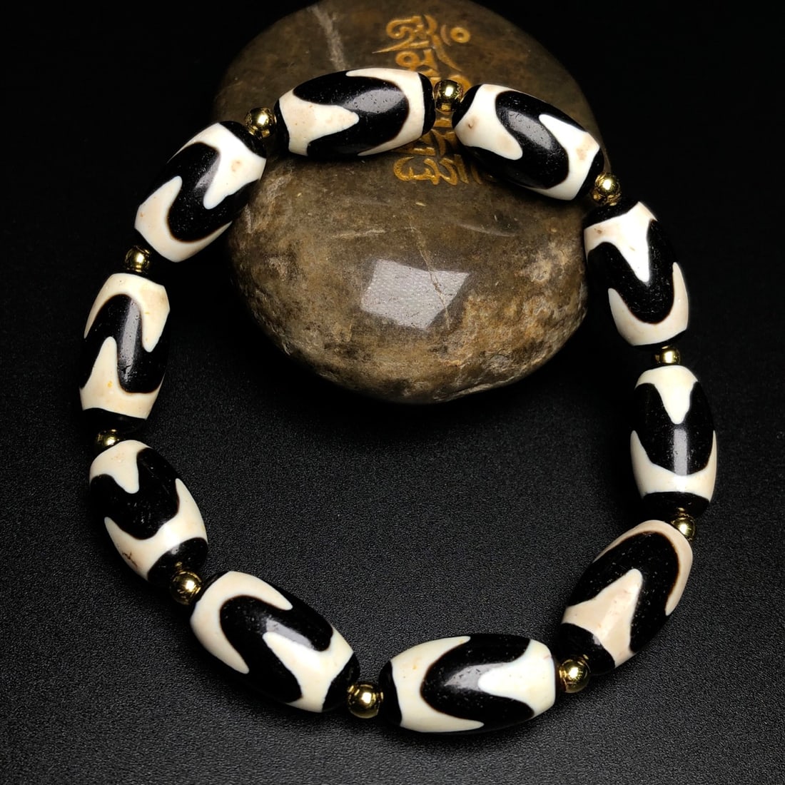 An Exquisite Dzi Bead Bracelets - 3