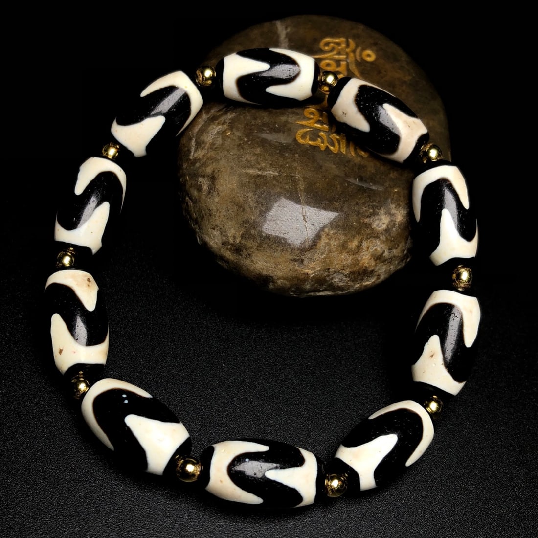 An Exquisite Dzi Bead Bracelets - 4