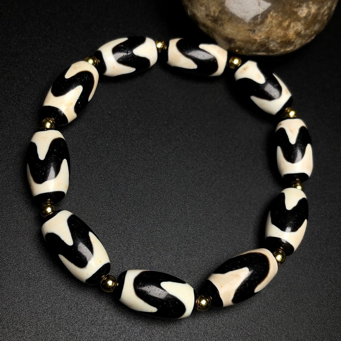 An Exquisite Dzi Bead Bracelets - 5