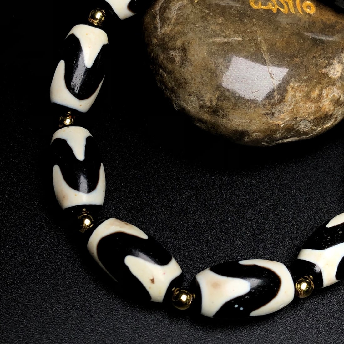 An Exquisite Dzi Bead Bracelets - 7