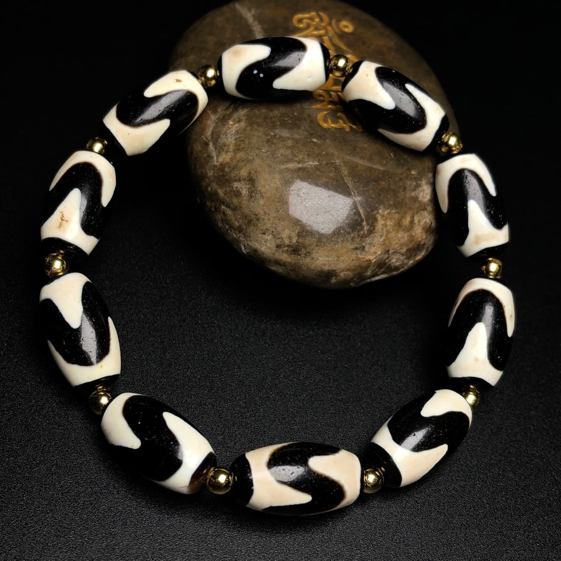 An Exquisite Dzi Bead Bracelets - 9