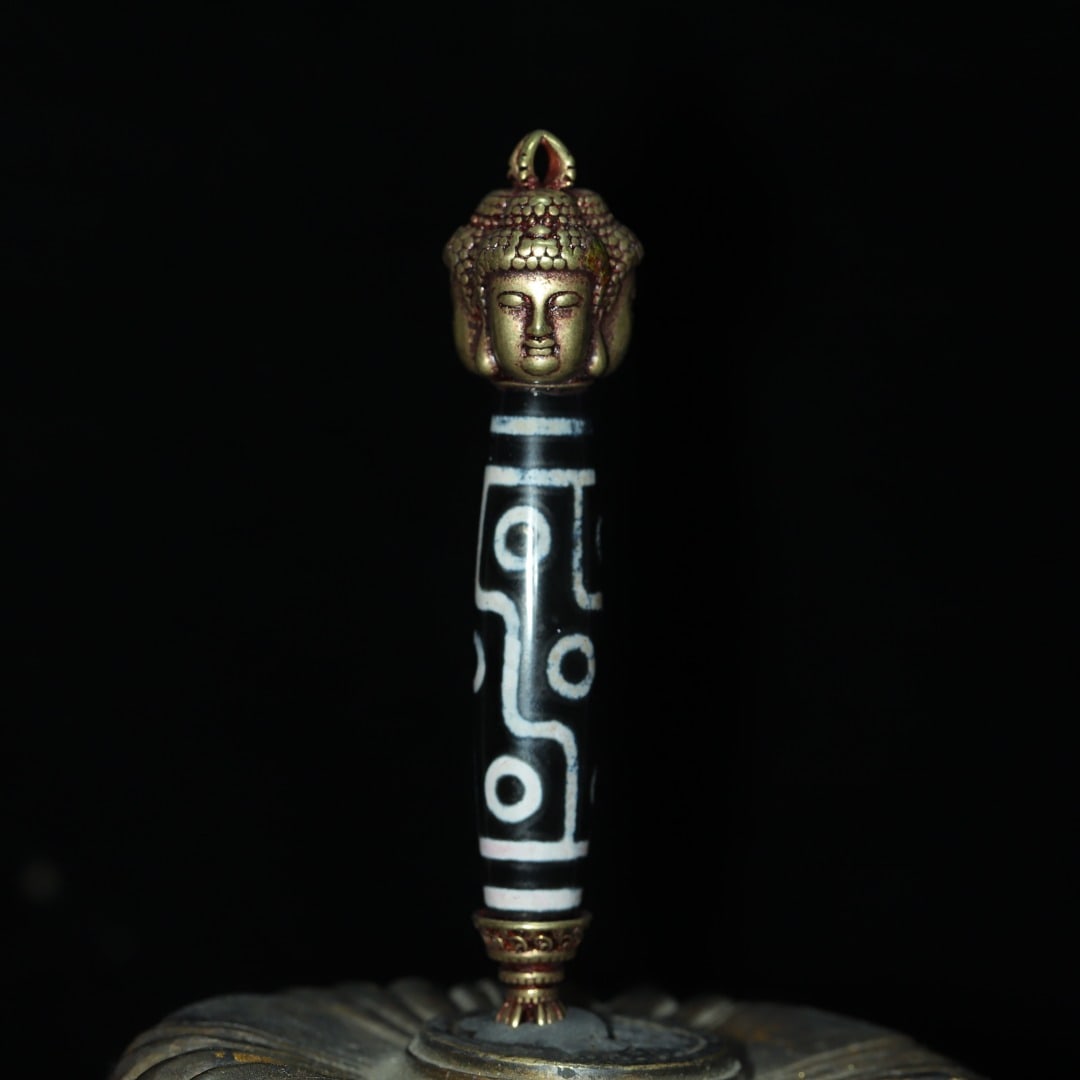 An Exquisite Dzi Bead Inlaid Bronze Buddha-face Pattern Pendant: An Exquisite Dzi Bead Inlaid Bronze Buddha-face Pattern Pendant，Size：93mmx13mm，Weight：47g 天珠镶铜佛面纹挂件