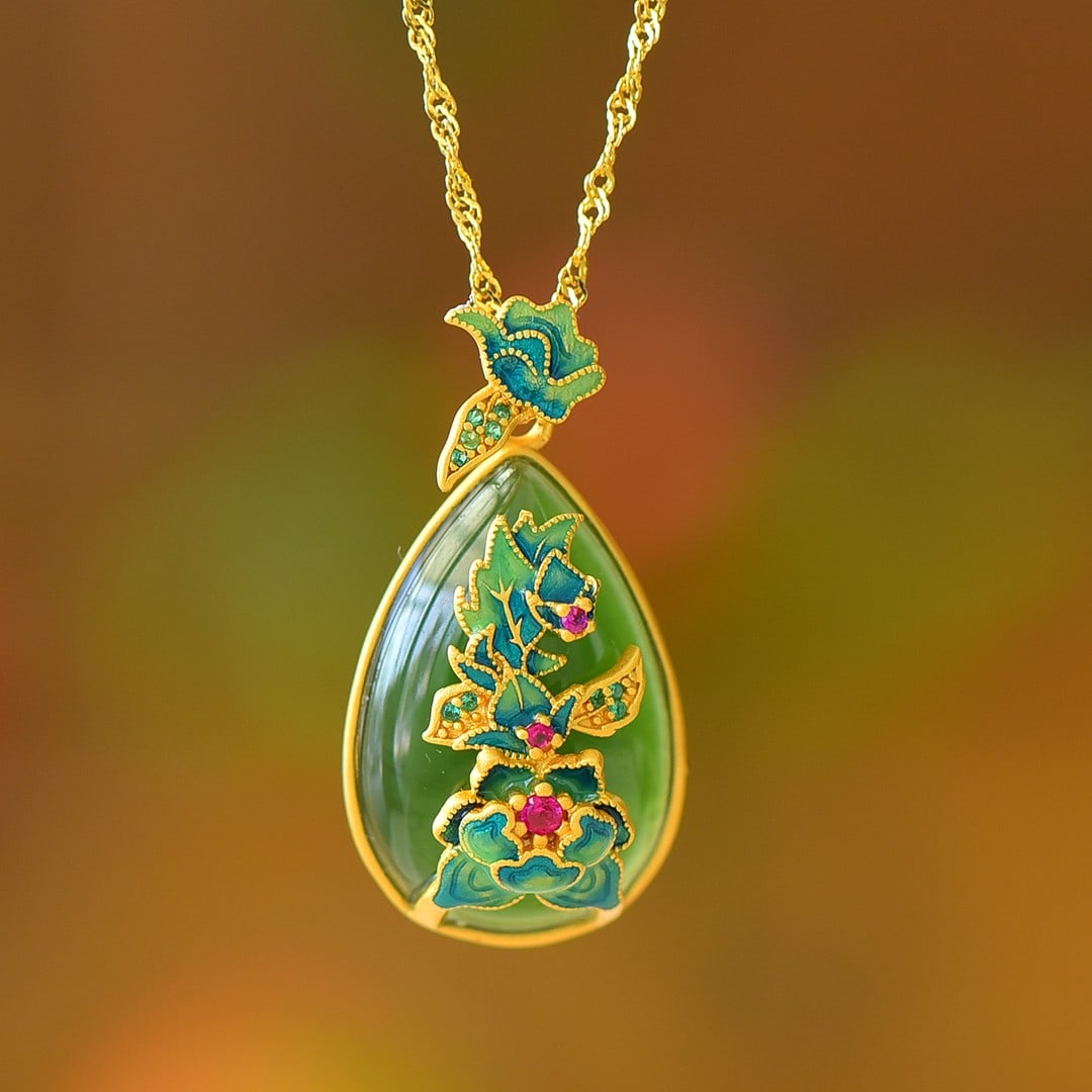 An Exquisite Sterling Silver-Gold Plated Inlaid Jasper Pendant: An Exquisite Sterling Silver-Gold Plated Inlaid Jasper Pendant 纯银镀金镶碧玉吊坠