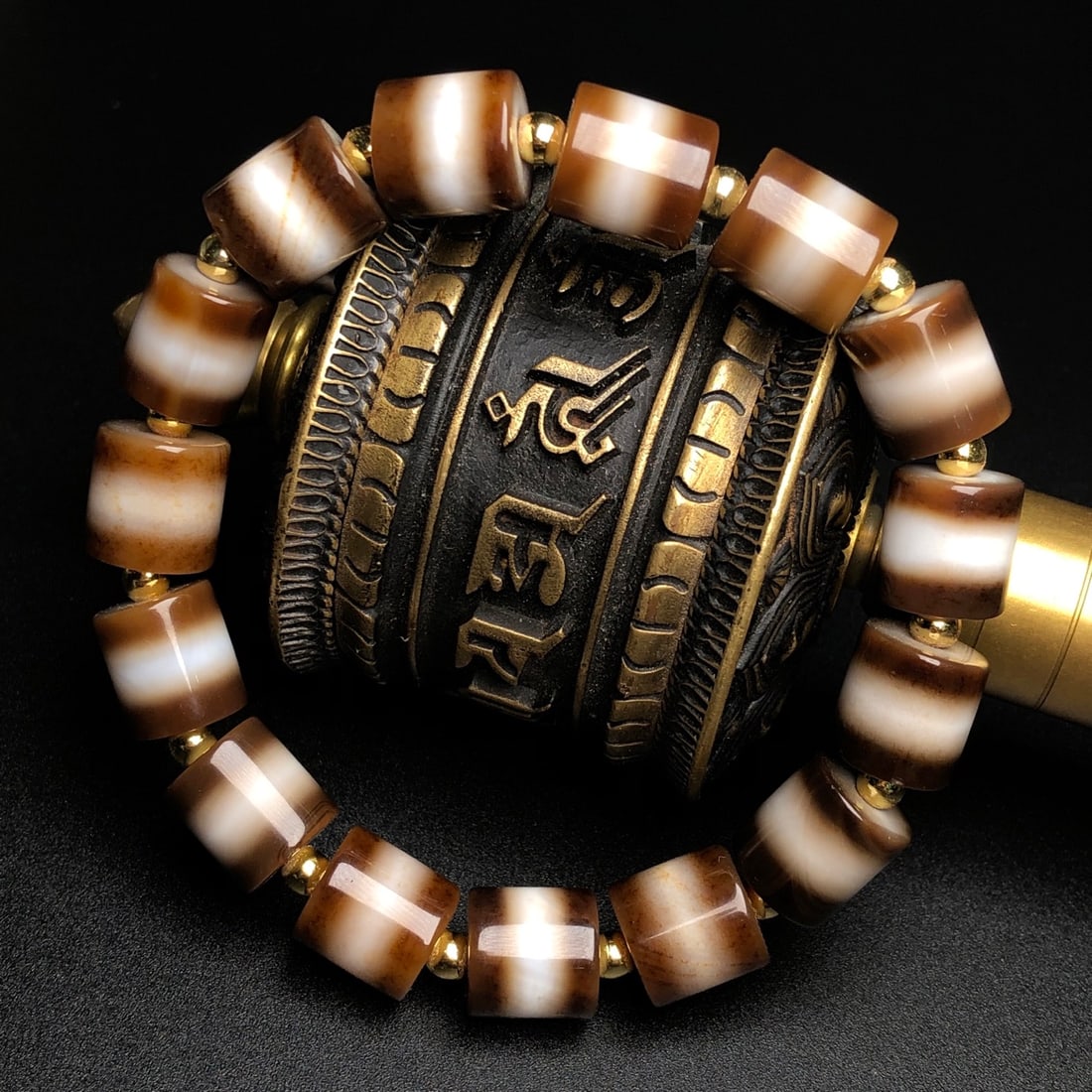 An Exquisite Agate Bracelets - 9