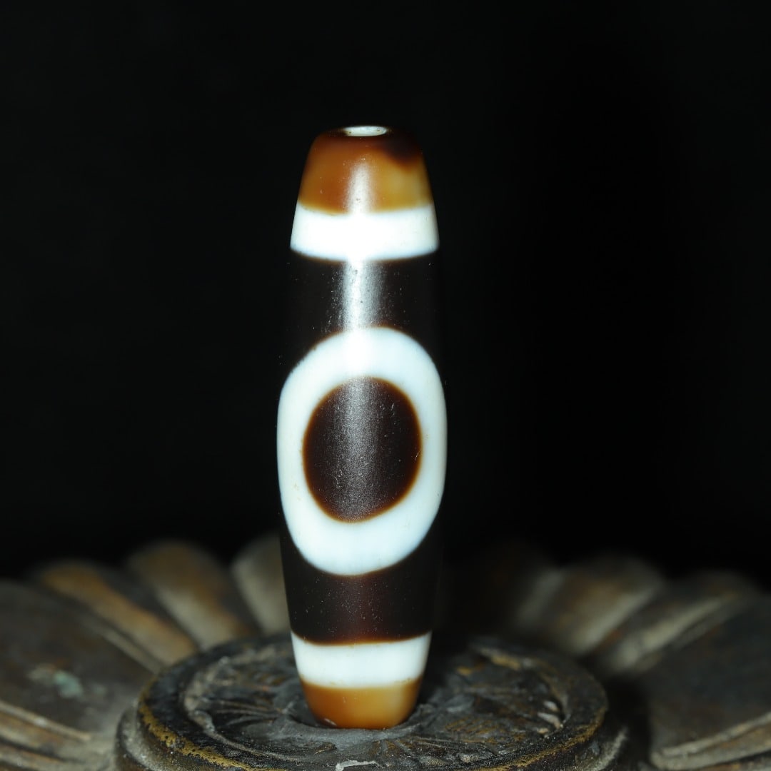 An Exquisite Dzi Bead Pendant: An Exquisite Dzi Bead Pendant，Size：40mmx11mm，Weight：8g 天珠挂件