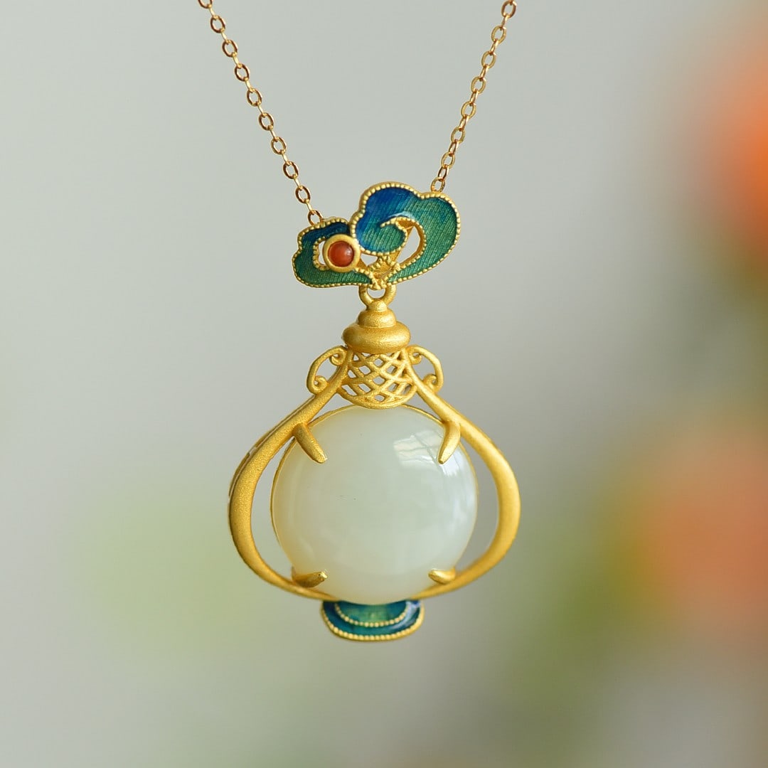 An Exquisite Sterling Silver-Gold Plated Inlaid White Jade Pendant: An Exquisite Sterling Silver-Gold Plated Inlaid White Jade Pendant,Size:18mmx18mm 纯银镀金镶白玉吊坠