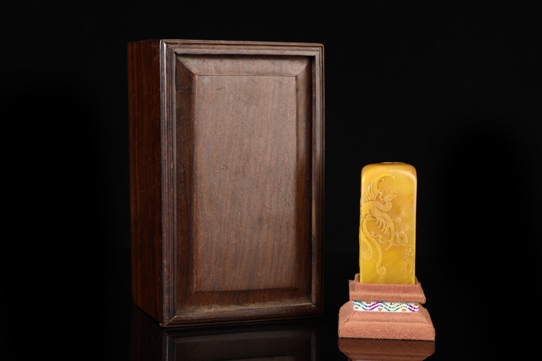 An Exquisite Tianhuang Stone Phoenix Pattern Seal: An Exquisite Tianhuang Stone Phoenix Pattern Seal,Qing Dynasty, China,Cangmen Mark,Size:2.8inx1.2in,Weight:151g 