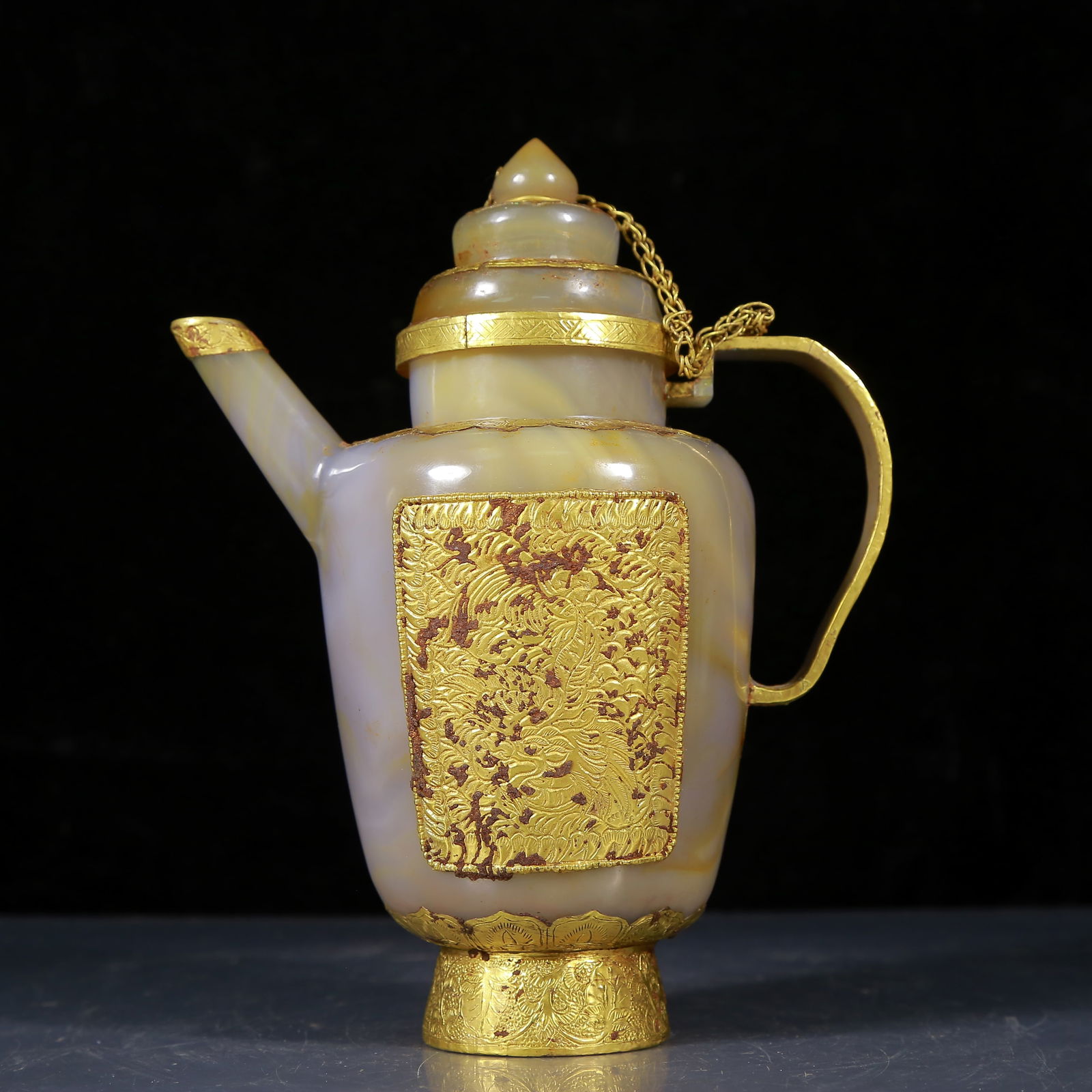 An Exquisite Agate Cover with Gold Dragon Pattern Ewer: An Exquisite Agate Cover with Gold Dragon Pattern Ewer,Qing Dynasty, China,Size:6.7inx4.3inx8.3in,Weight:565g 玛瑙包金龙纹执壶，清代
