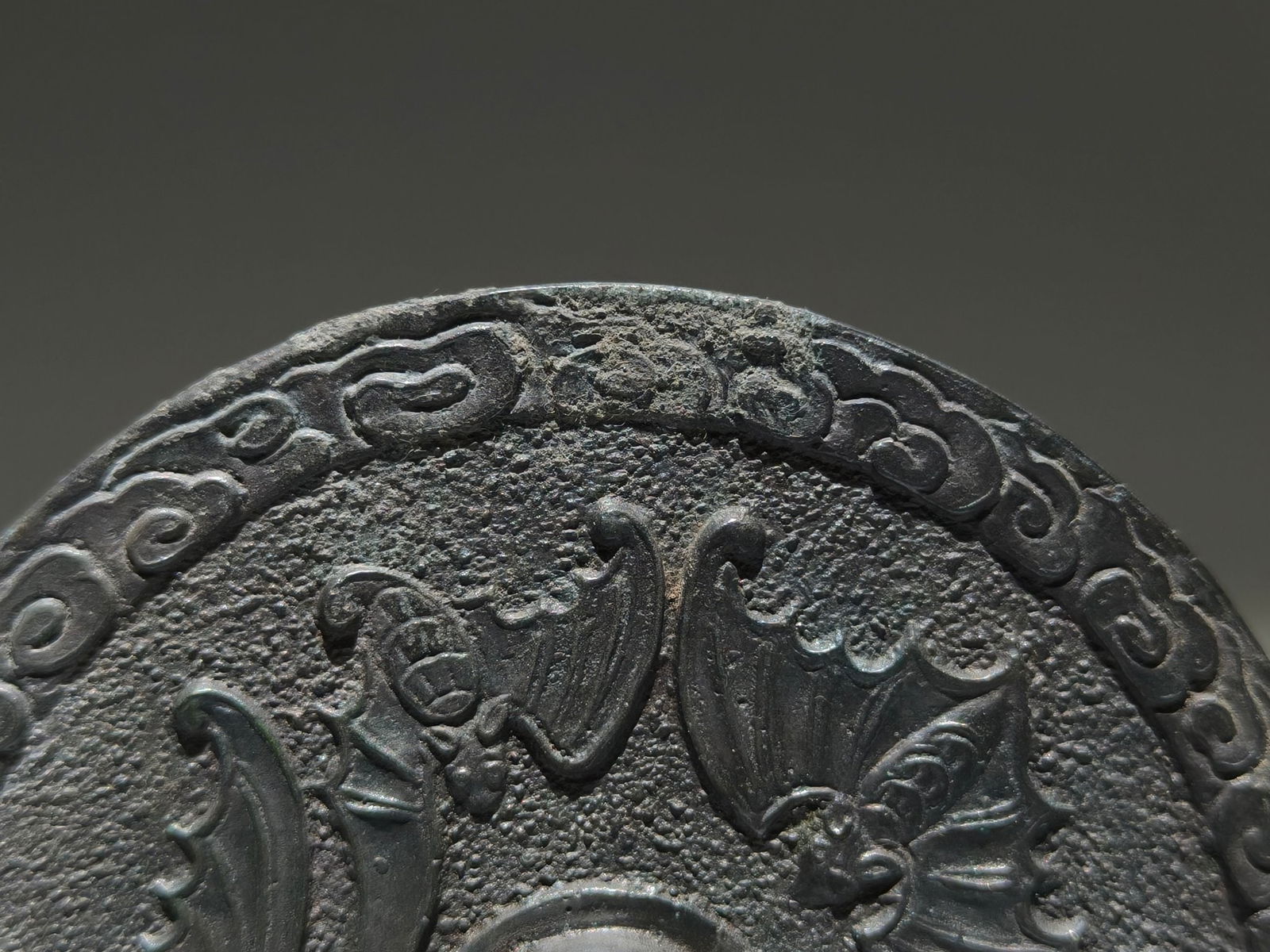An Archaic Bronze Bats Pattern Round Mirror - 4
