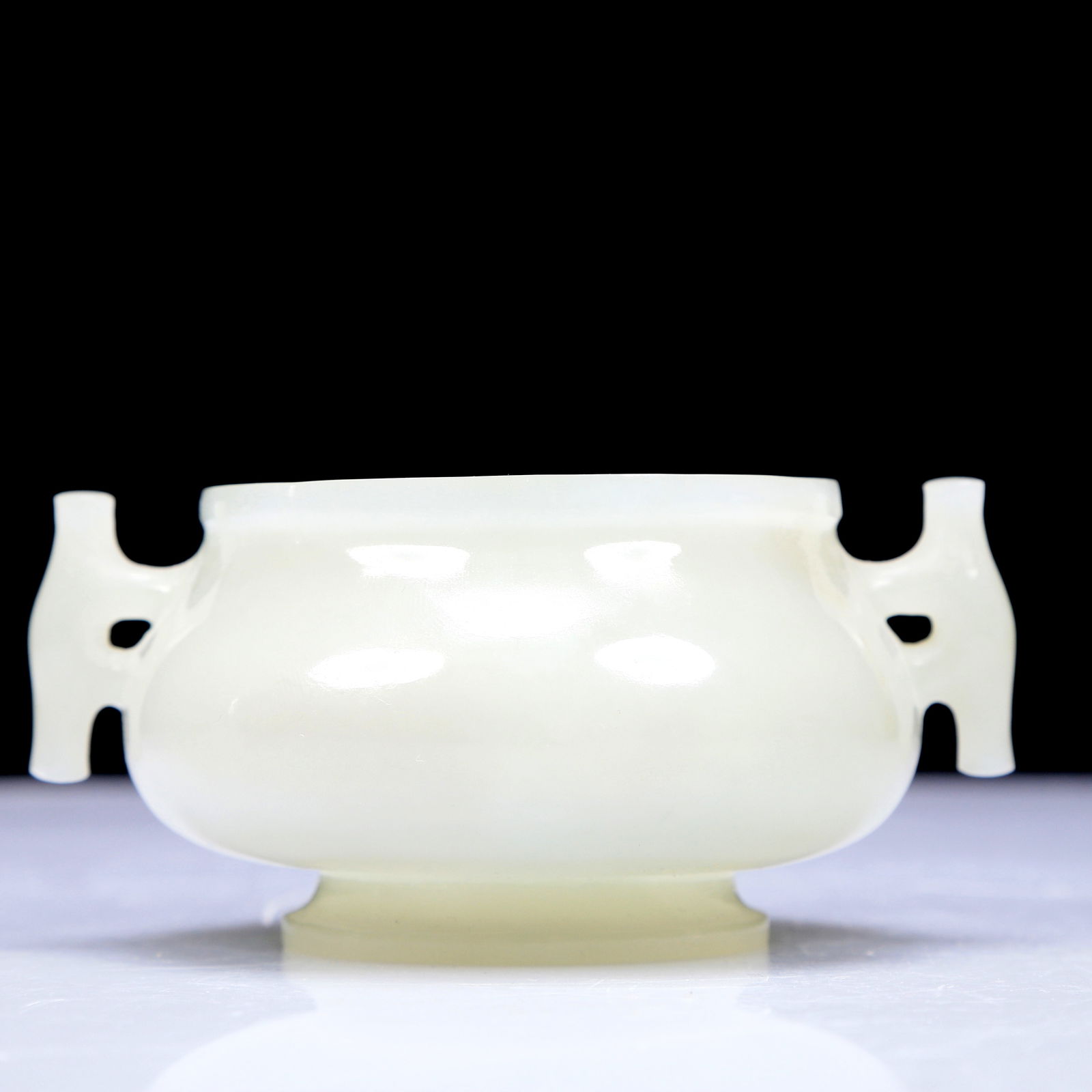 A Precious White Jade Censer: A Precious White Jade Censer. Supported on a subtly splayed foot. Chinese Qing Dynasty. Size:4.9inx3.9inx2.4in. Weight:220.6g 清代 白玉双耳炉