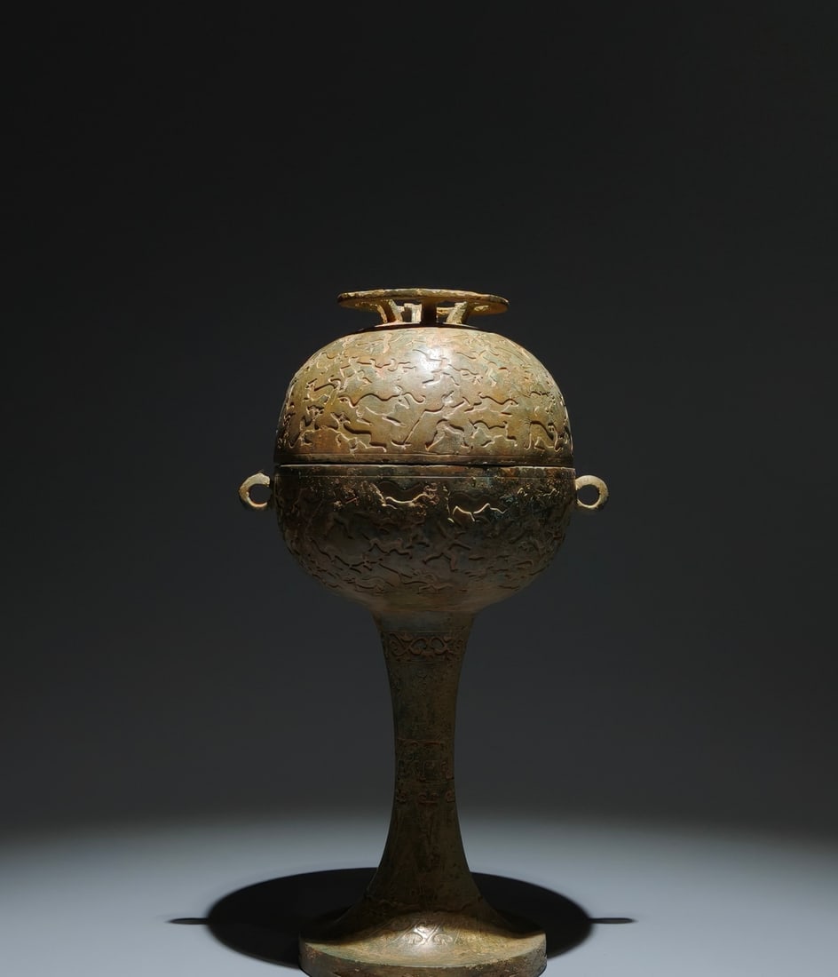 An Archaic Bronze Hunting Pattern Double-Ears Food Vessel: An Archaic Bronze Hunting Pattern Double-Ears Food Vessel,the Warring States period in China,Size:12.2inx5.5in 