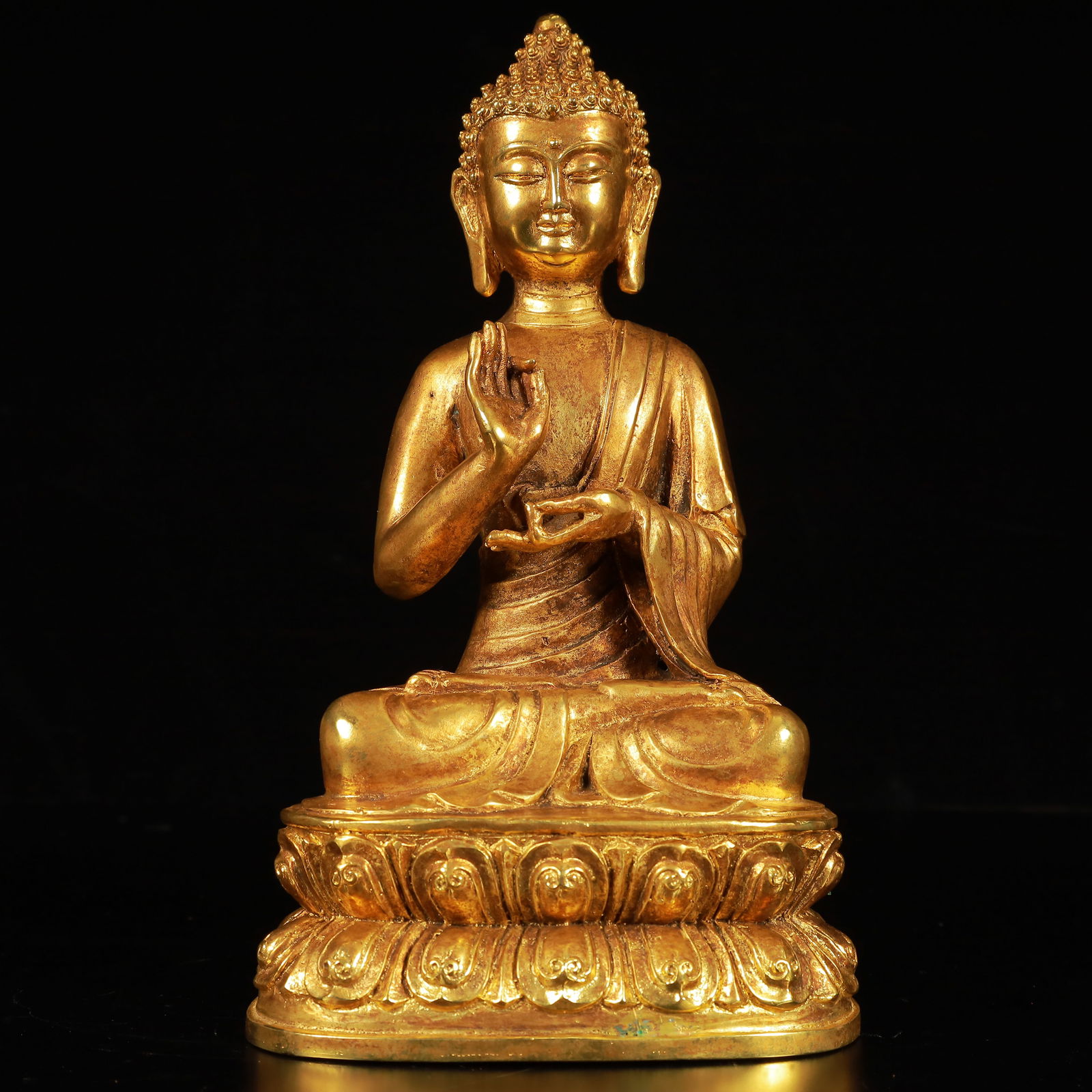 An Exquisite Gilt Bronze Statue of Sakyamuni: An Exquisite Gilt Bronze Statue of Sakyamuni,Qing Dynasty, China,Size:5.5inx4.1inx9.4in,Weight:2100g 铜鎏金如来像,中国清代