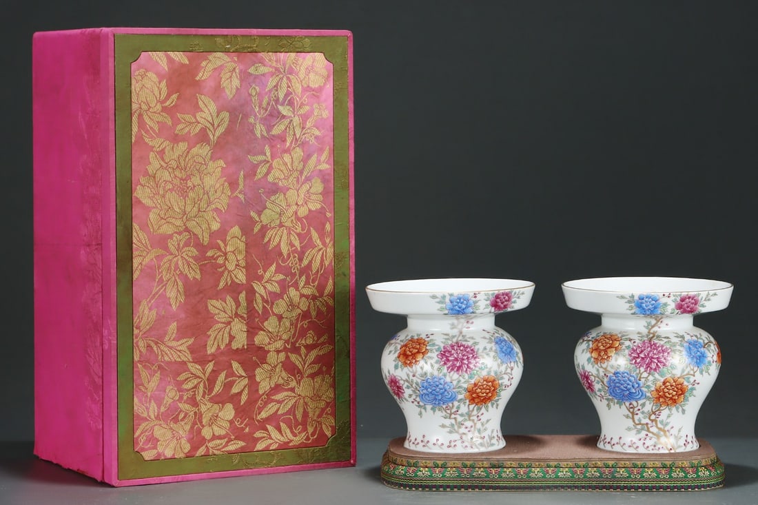 A Pair of Exquisite Famille-Rose Flower and Butterfly Pattern Jars: A Pair of Exquisite Famille-Rose Flower and Butterfly Pattern Jars,Qing Dynasty, China,With Mark,Size:6.1inx6.3in 