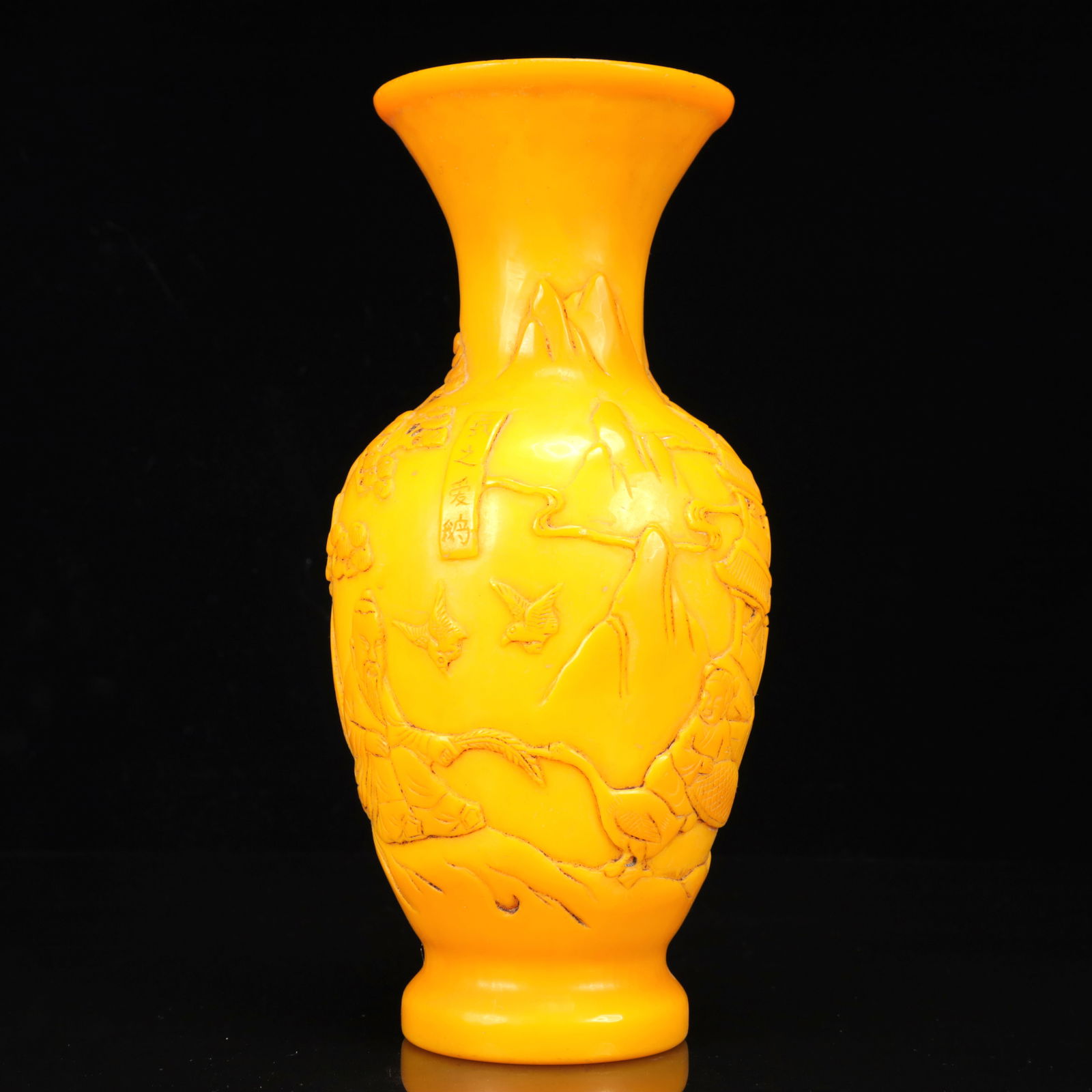 An Exquisite Glass Figure Pattern Vase - 3
