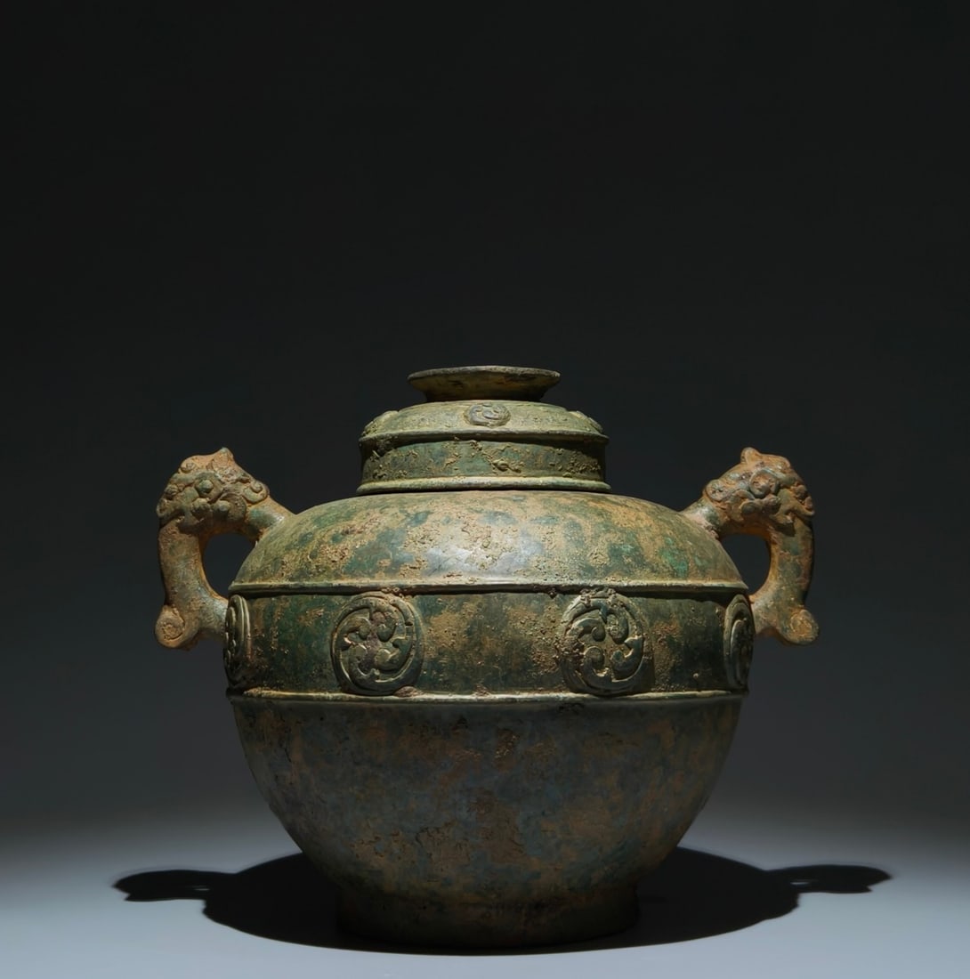 An Archaic Bronze Flame Pattern Beast-Ears Food Vessel,With Inscription (1 of 9)