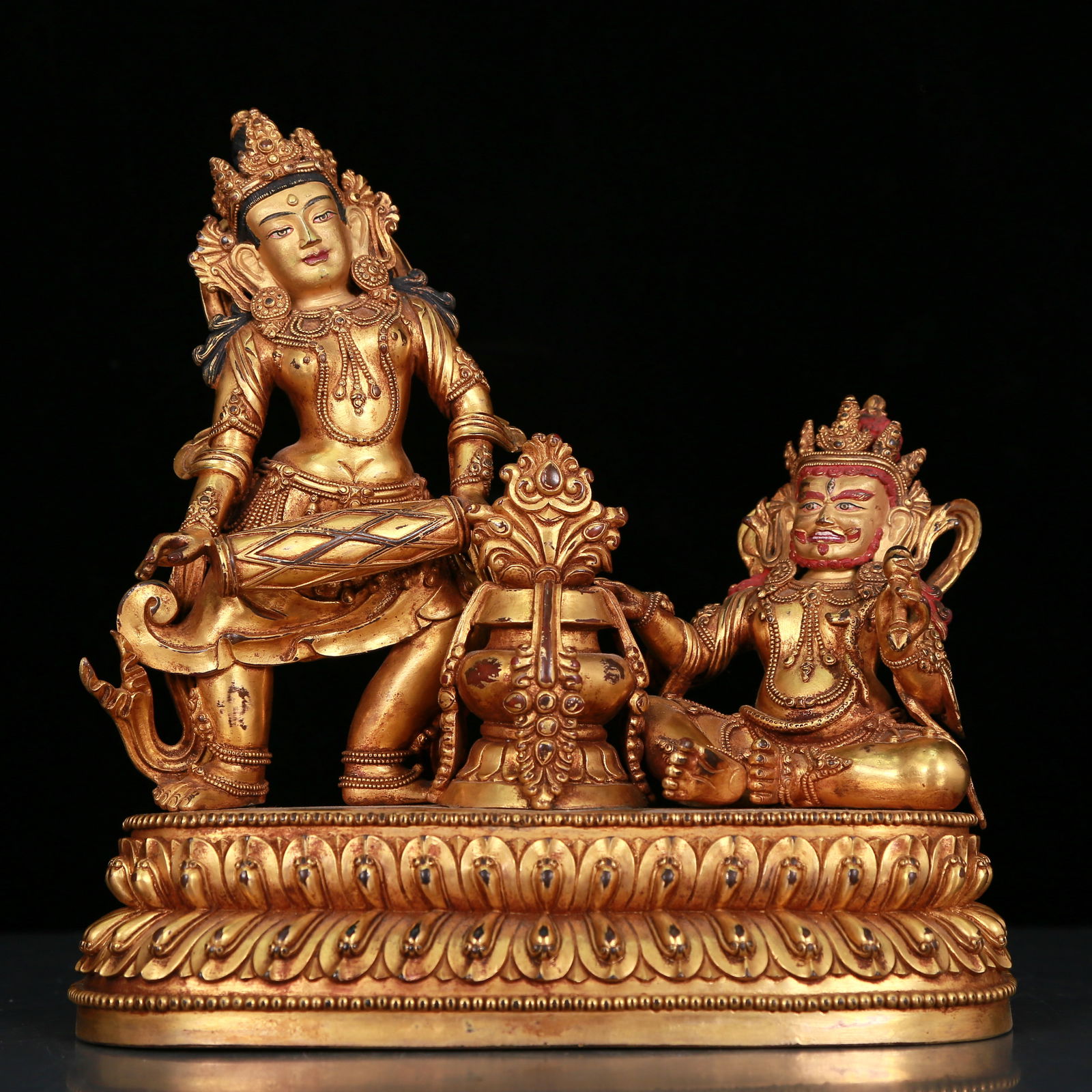 An exquisite gilt bronze statue of Bodhisattva (1 of 10)
