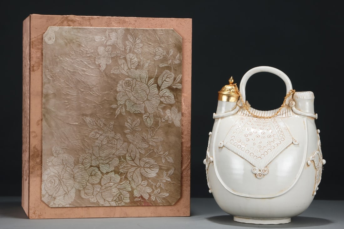 An Exquisite Ding yao Cover with Gold Flower Pattern Pot: An Exquisite Ding yao Cover with Gold Flower Pattern Pot,Song Dynasty, China,Size:10.8inx8.3in 定窑包金花卉纹壶,中国宋代