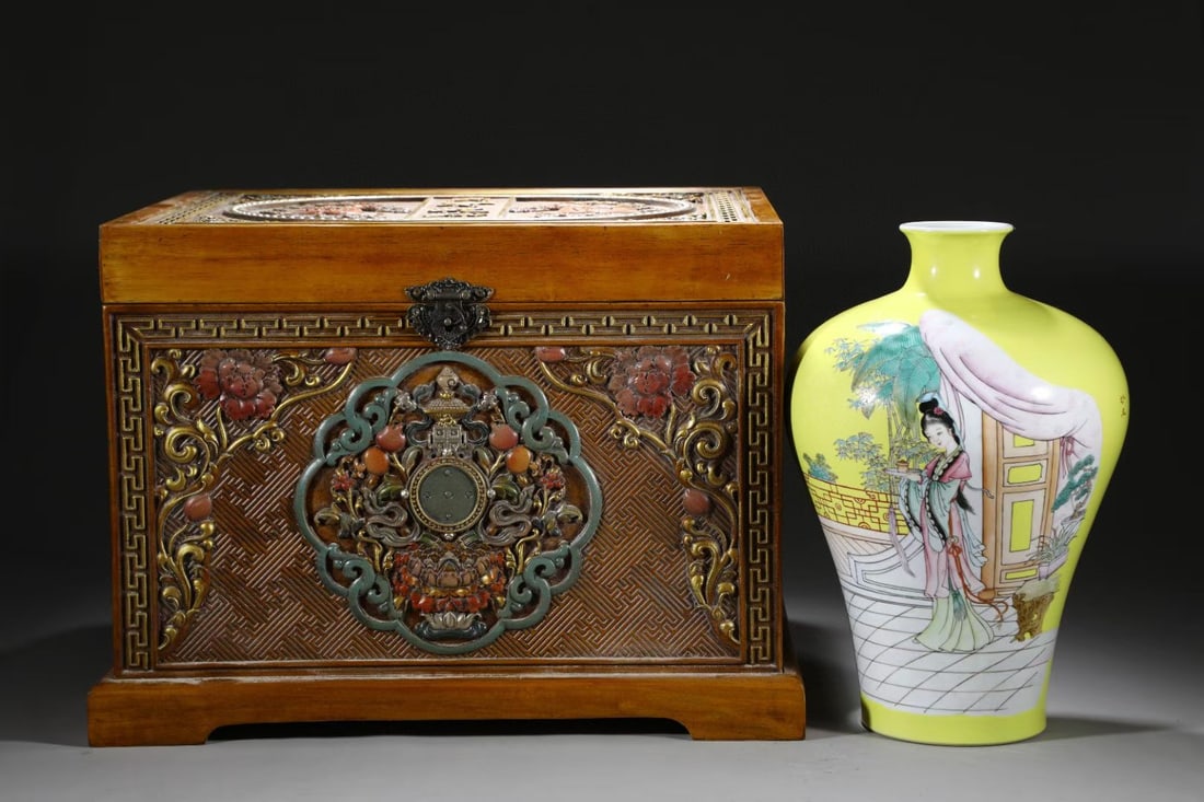 A Huge Yellow Ground Blue and White Woman Pattern Vase,With Sanskrit: A Huge Yellow Ground Blue and White Woman Pattern Vase,With Sanskrit,Qing Dynasty, China,Qianlong Six-character Mark,Size:(Porcelain)15.7inx9.8in 黄地青花仕女ಬ