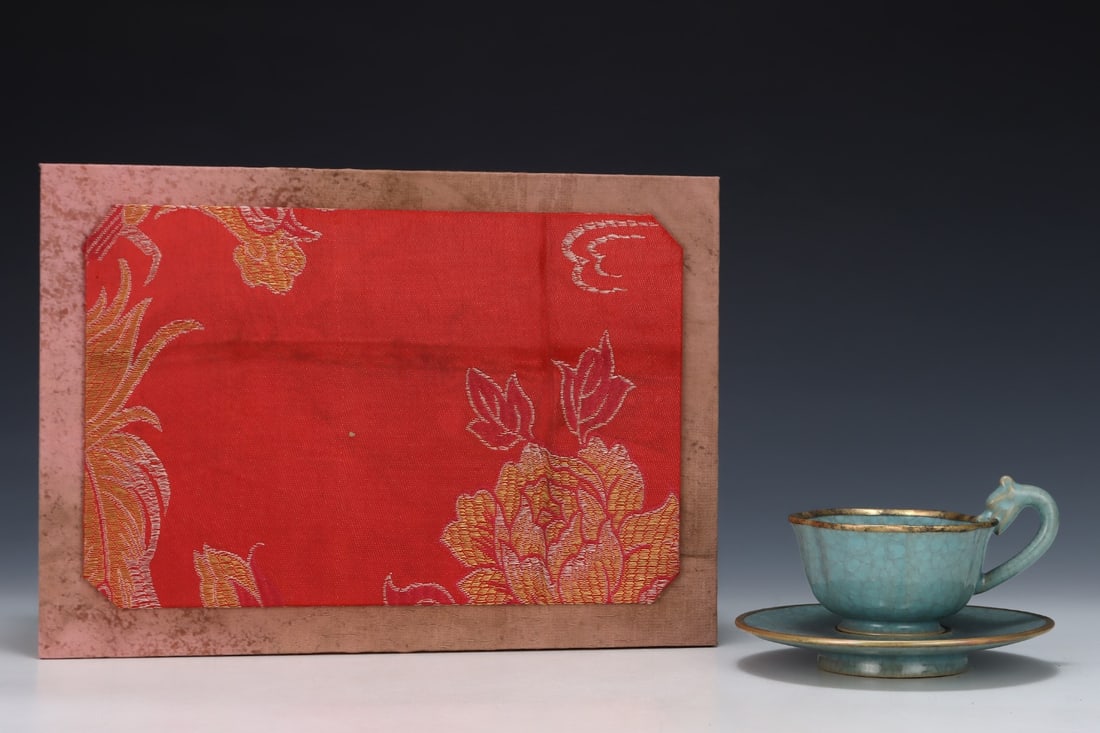 An Exquisite Ru yao Cover with Gold Cup,With Tray: An Exquisite Ru yao Cover with Gold Cup,With Tray,Song Dynasty, China,Royal Court Mark,Size:3.3inx5.5in 汝窑金口杯,带托盘,中国宋ߣ