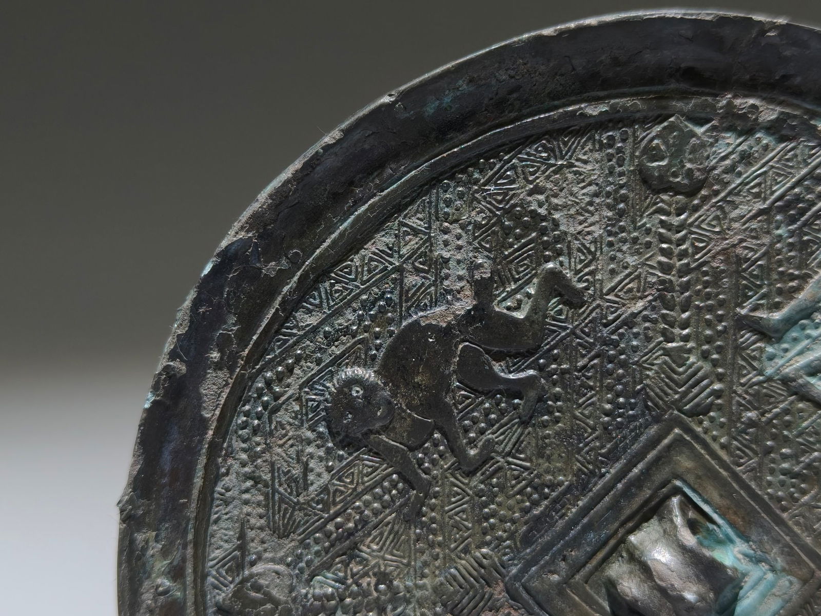 An Archaic Bronze Monkey Pattern Round Mirror - 4