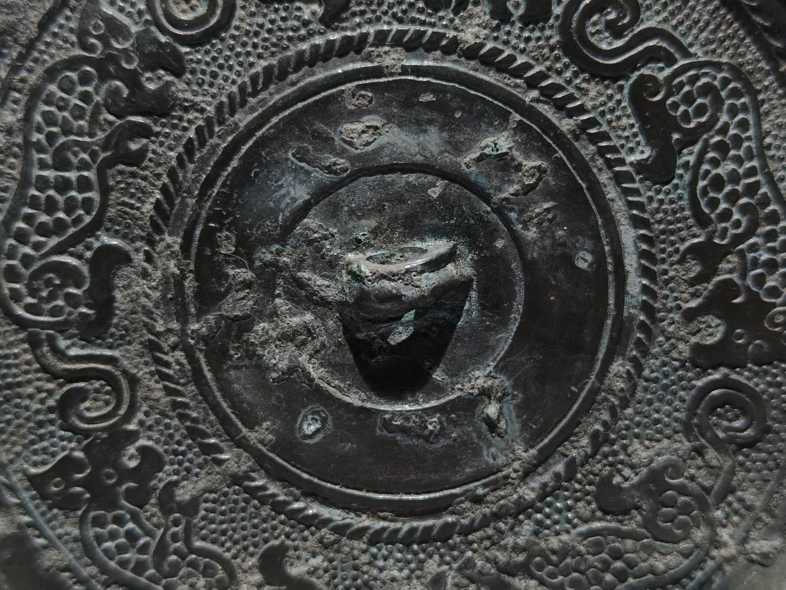An Archaic Bronze Auspicious Beast Pattern Round Mirror - 3