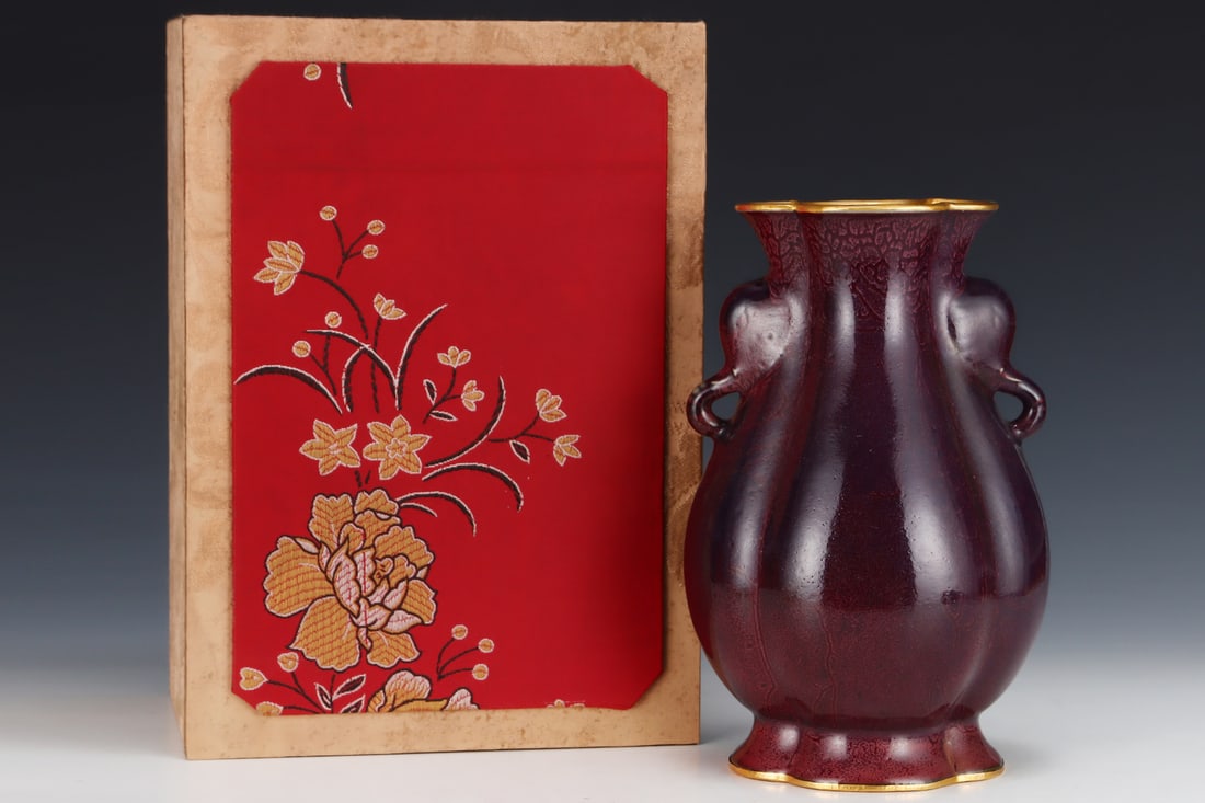 An Exquisite Jun yao Cover with Gold Elephant-Ears Vase (1 of 8)