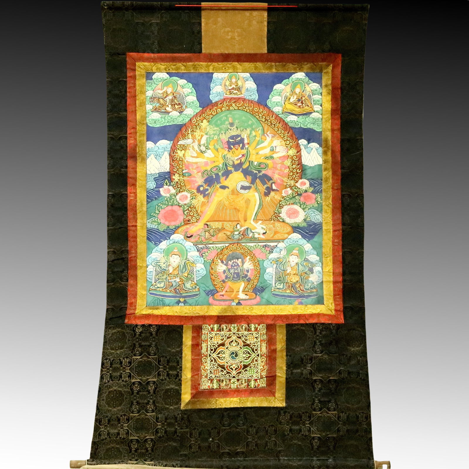 An Exquisite Brocade Painted Color Mandkesvara Tangka: An Exquisite Brocade Painted Color Mandkesvara Tangka,Qing Dynasty, China,Size：37inx60.2in 