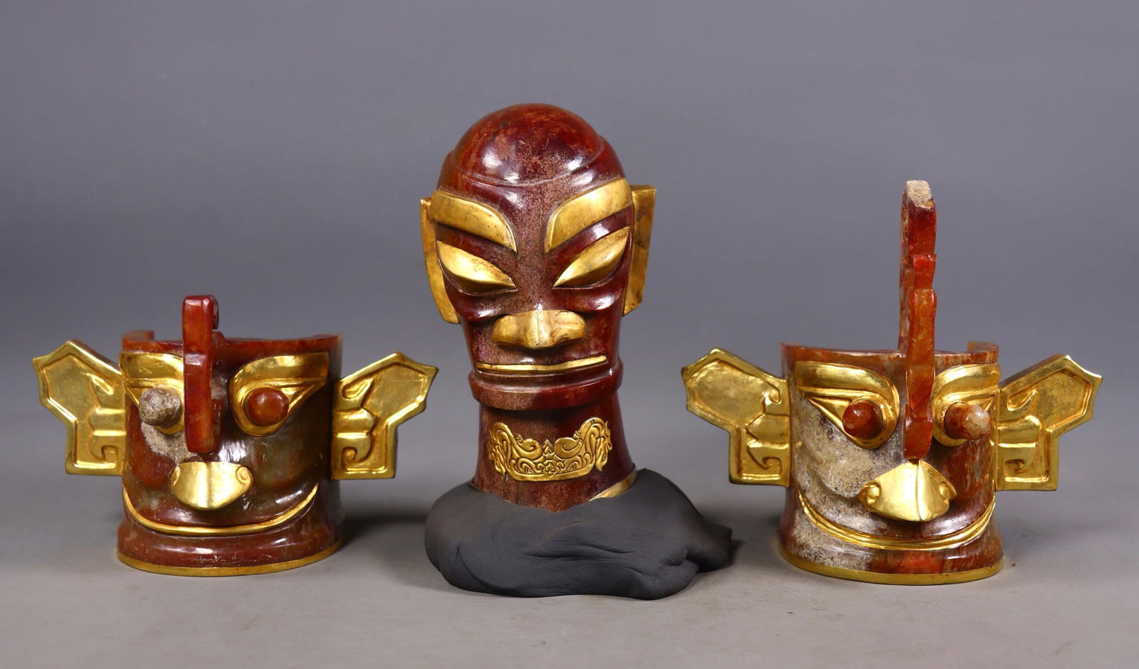 An Exquisite White Jade Cover with Gold Ornament,With Poem: An Exquisite White Jade Cover with Gold Ornament,With Poem,Qing Dynasty, China,Size:3.7inx6.7inx3.1in,5.7inx5.9inx3.1in,3.9inx5.9inx3.1in,Total Weight:3514g 