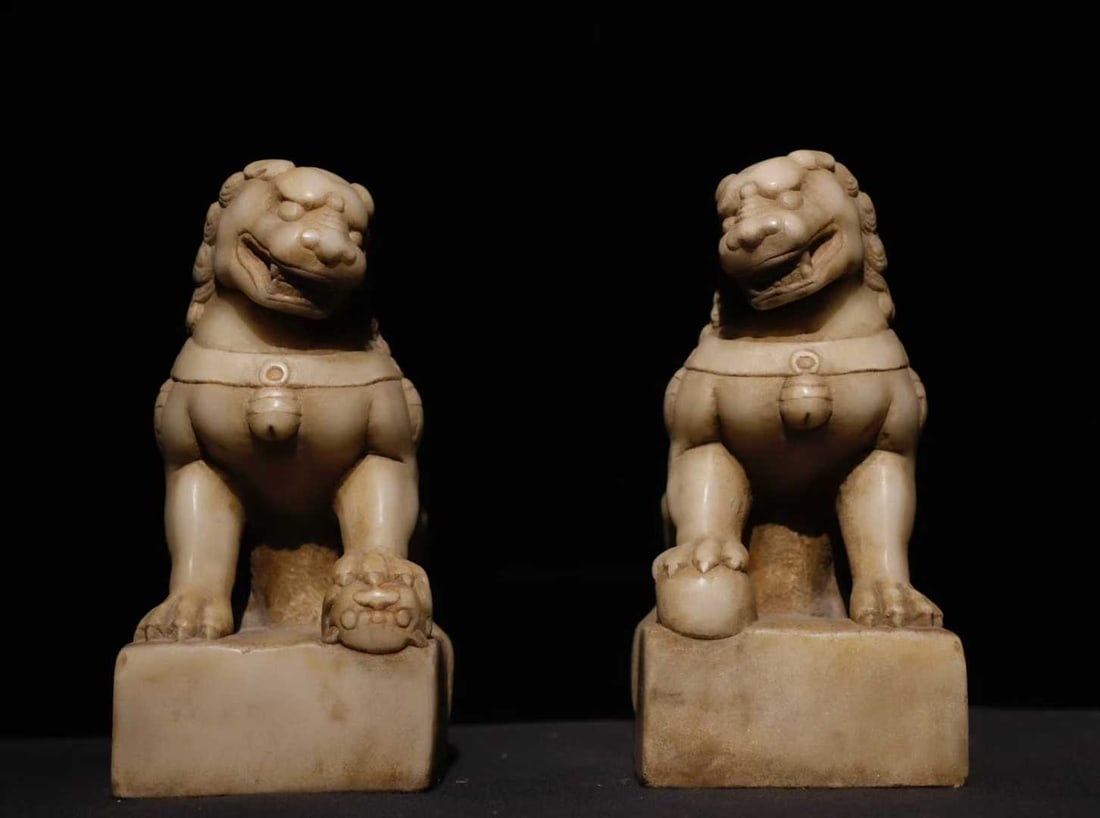 A Pair of Solemn Marble Lion Ornament (1 of 9)
