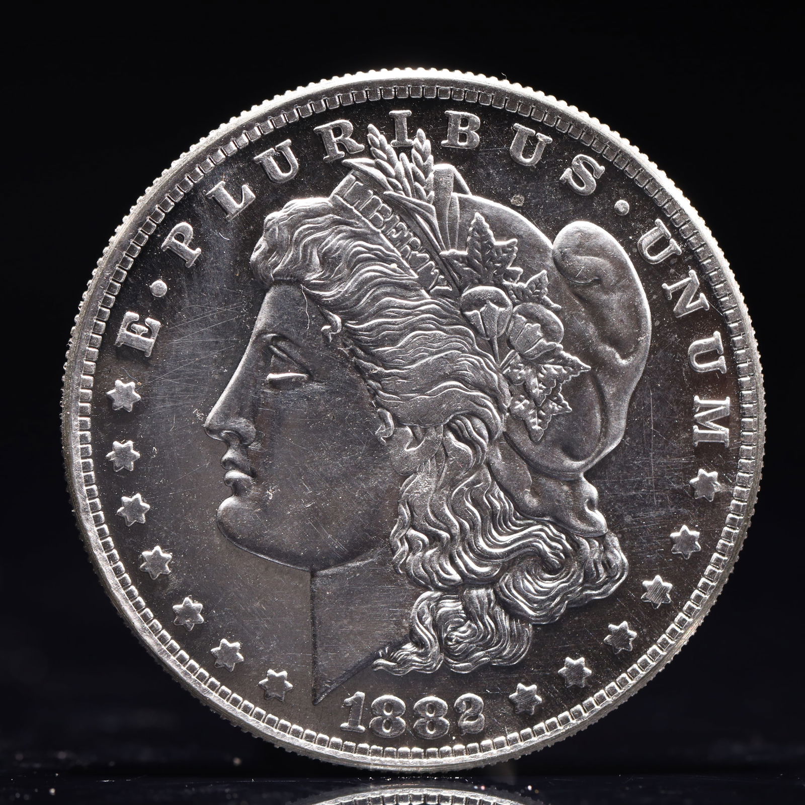 USA Morgan Dollar 1882 Coin: Obv: profile bust with date below and E PLURIBUS UNUM legend and stars around. Rev: eagle with In God we trust above within wreath with UNITED STATES OF AMERICA ONE DOLLAR legend. IN GOD WE TRUST / LI