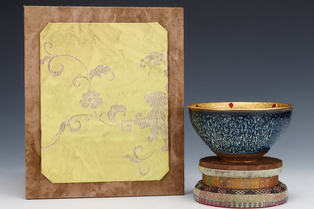 An Exquisite Jian yao Gilding Bowl,Inlaid Gems (1 of 8)