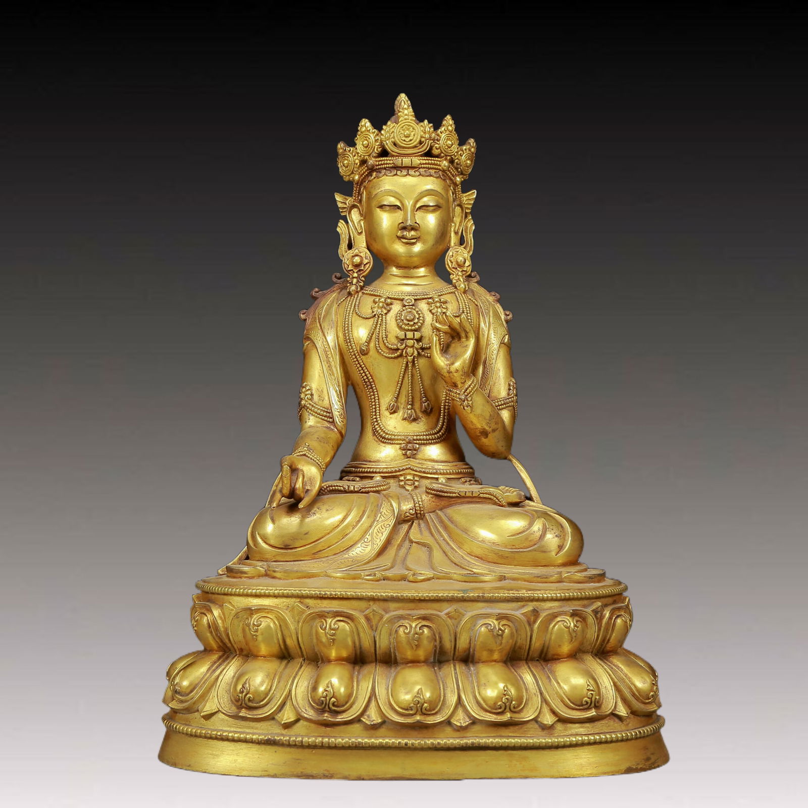 A Solemn Gilt Bronze Statue of Avalokitesvara: A Solemn Gilt Bronze Statue of Avalokitesvara,Ming Dynasty, China,Size:9.8inx6.7inx14.6in,Weight:7970g 铜鎏金观音像，明代