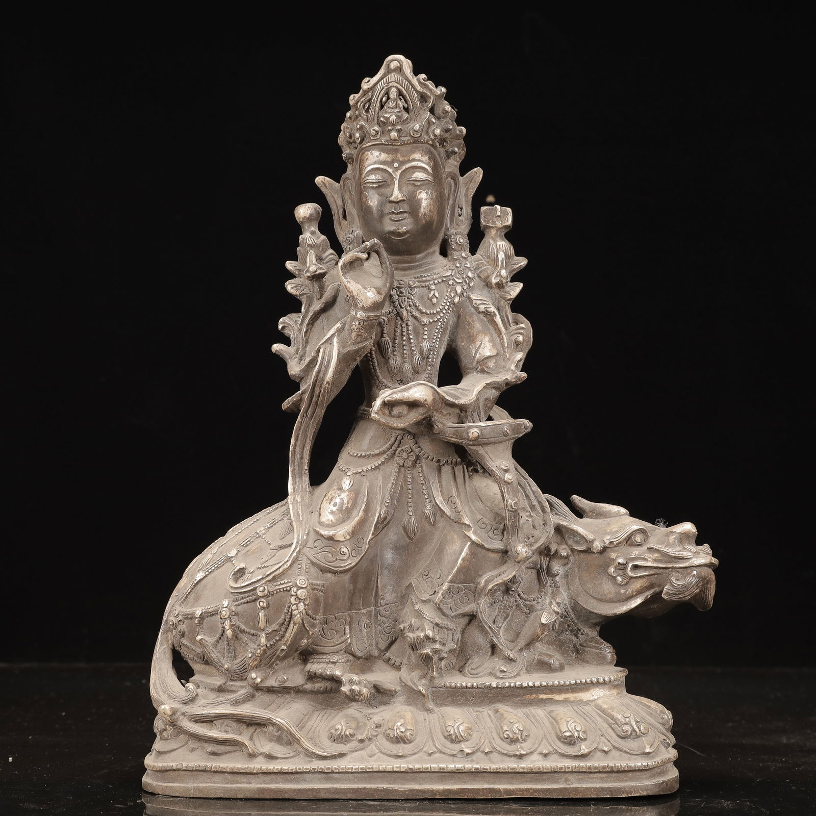A Rare Silver Statue of Avalokitesvara: A Rare Silver Statue of Avalokitesvara,Qing Dynasty, China,Size:9.8inx3.9inx12.6in,Weight:3100g 银观音像,中国清代