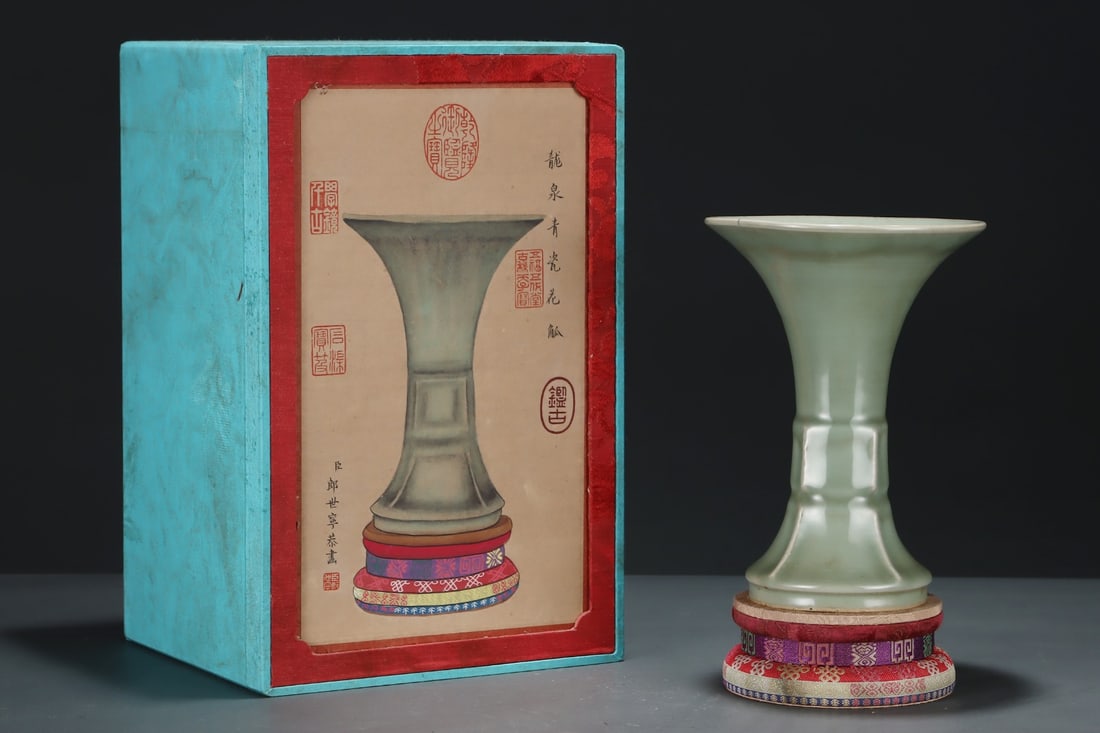 An Exquisite Longquan yao Celadon Vase: An Exquisite Longquan yao Celadon Vase,Song Dynasty, China,Size:8.5inx6.2in 龙泉窑青瓷瓶,中国宋代