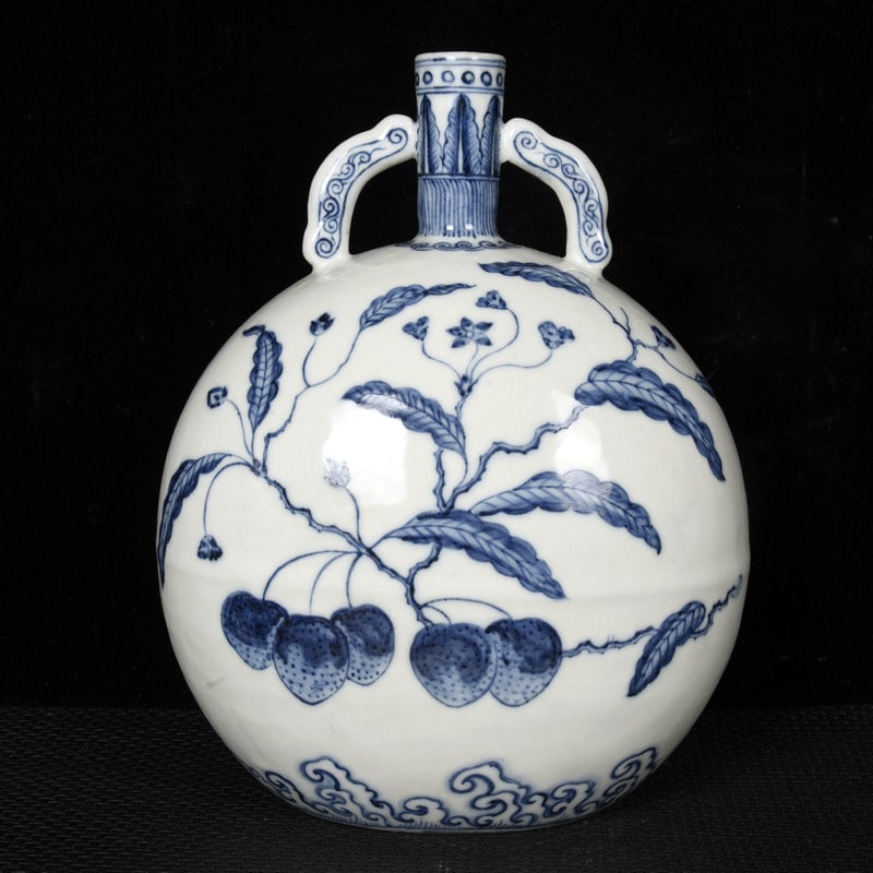 An Exquisite Blue and White Litchi Pattern Double-Ears Vase: An Exquisite Blue and White Litchi Pattern Double-Ears Vase,Ming Dynasty, China,Size:10.4inx8.7inx5.5in 青花荔枝纹双耳瓶,中国明代