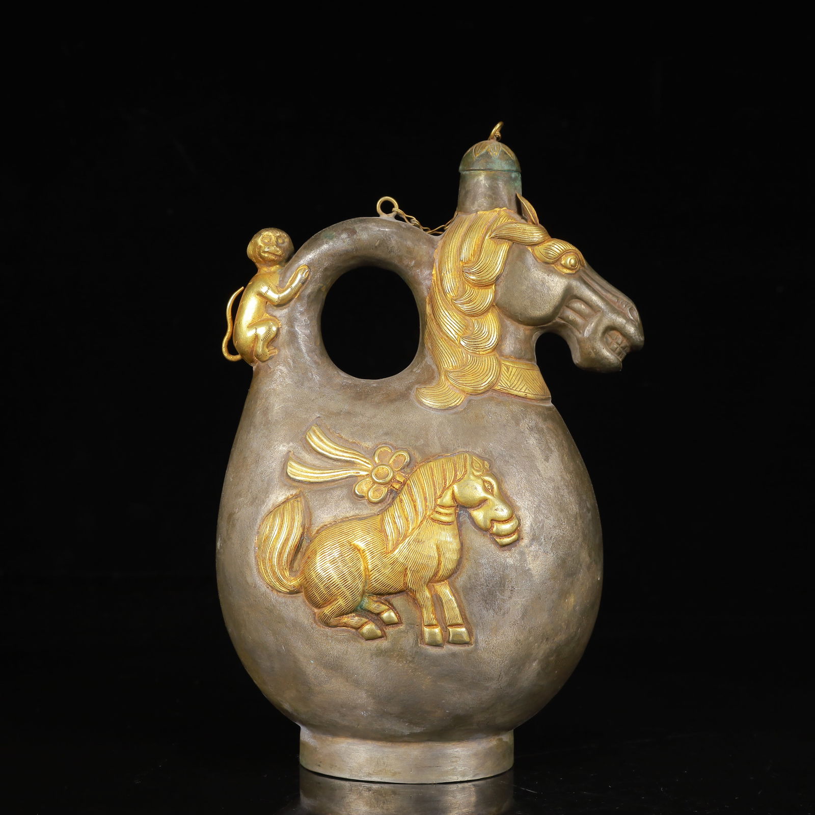 An Exquisite Gilt Silver Horse Pattern Horse Ewer (1 of 12)