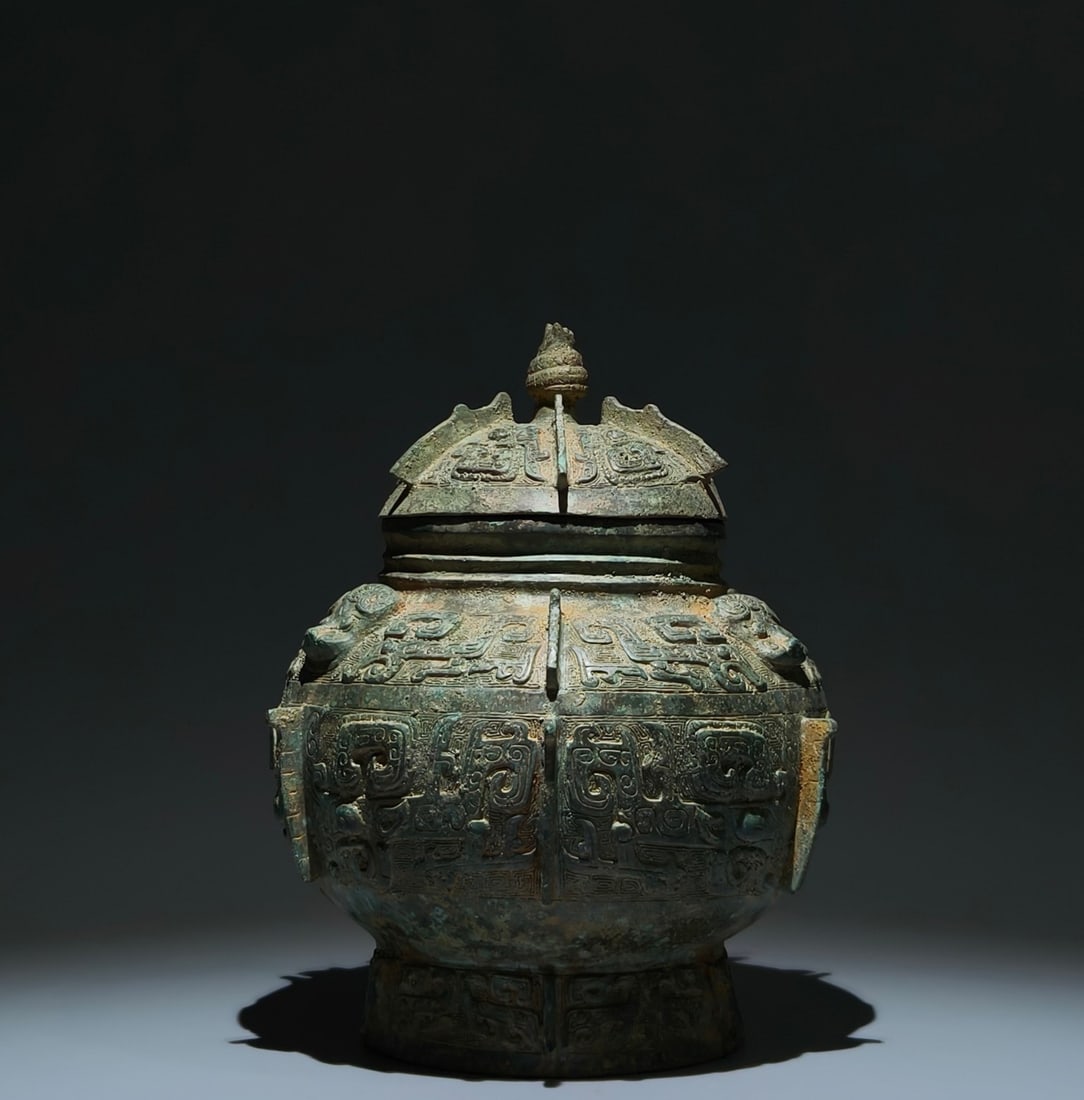 An Archaic Bronze Beast-Face and Chi-Dragon Pattern Food Vessel (1 of 9)