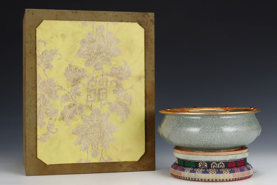 An Exquisite Ru yao Gilding Jar,Inlaid Gems,With an Imperial Poem by Emperor Qianlong (1 of 8)