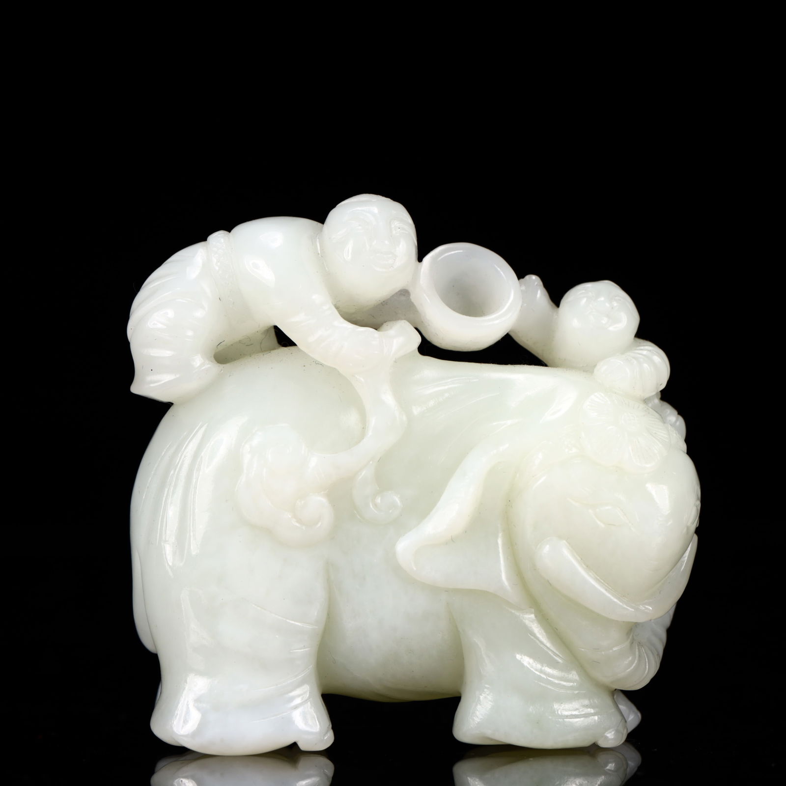 An Exquisite White Jade Elephant Ornament (1 of 7)