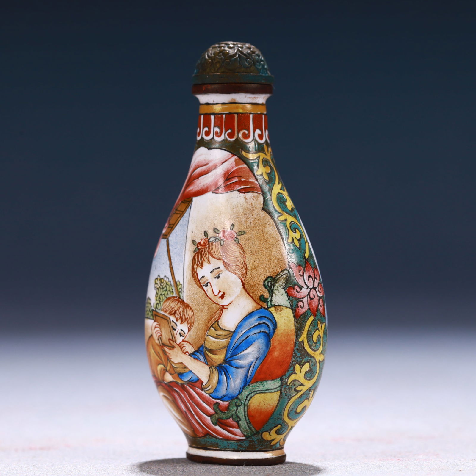 An Exquisite Painted Enamel Figure Pattern Snuff Bottle - 2