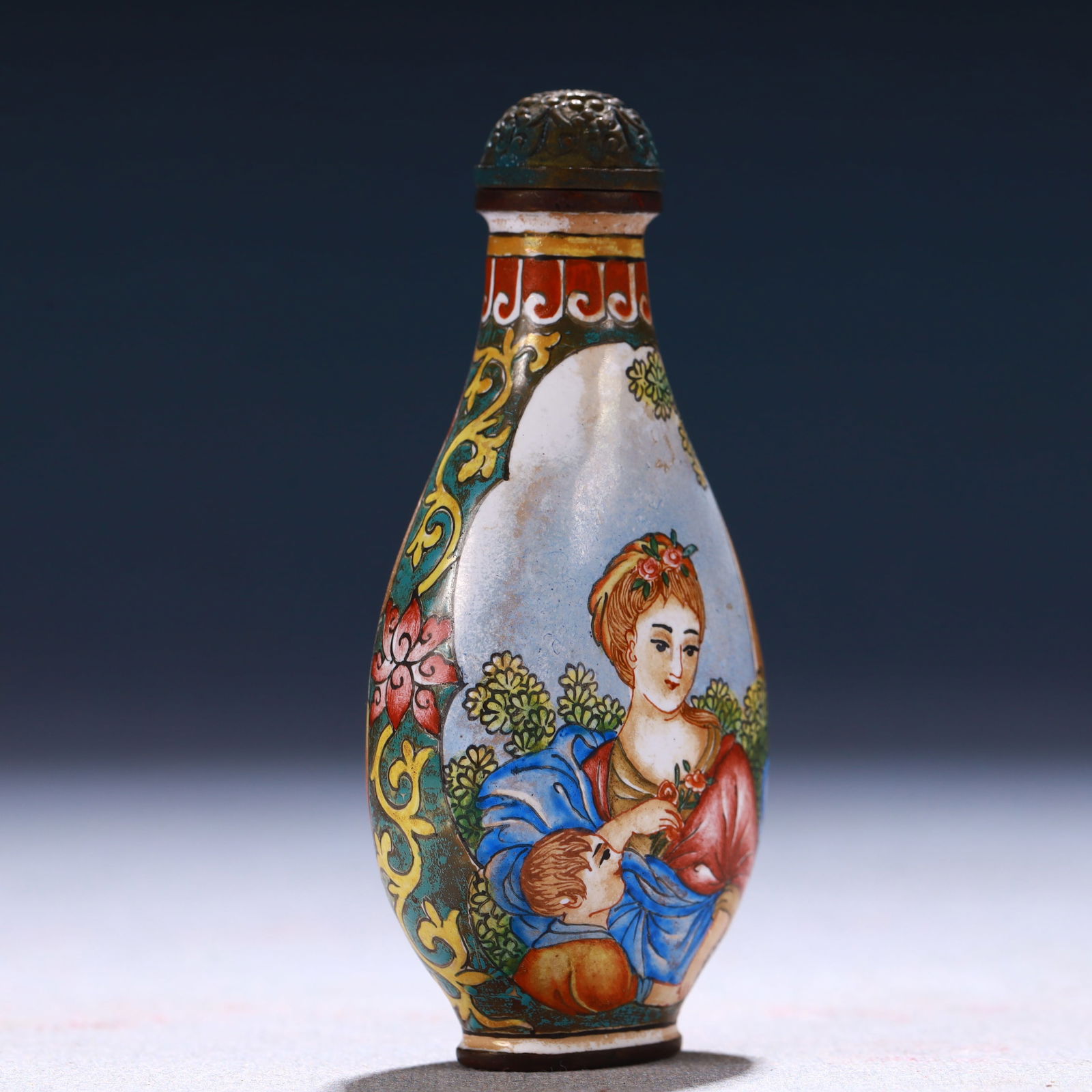 An Exquisite Painted Enamel Figure Pattern Snuff Bottle - 4