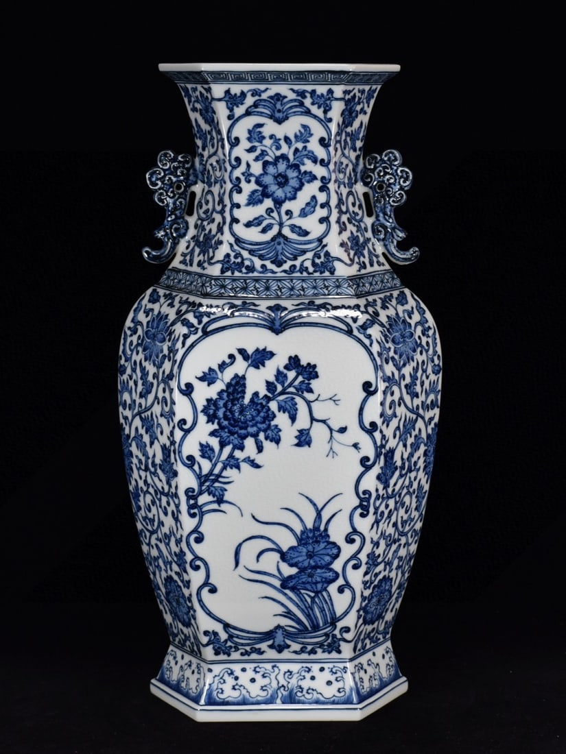 A Huge Blue and White Flower Pattern Double-Ears Vase: A Huge Blue and White Flower Pattern Double-Ears Vase,Qing Dynasty, China,Qianlong Six-character Mark,Size:17.7inx9.4in 青花花卉纹双耳瓶,中国