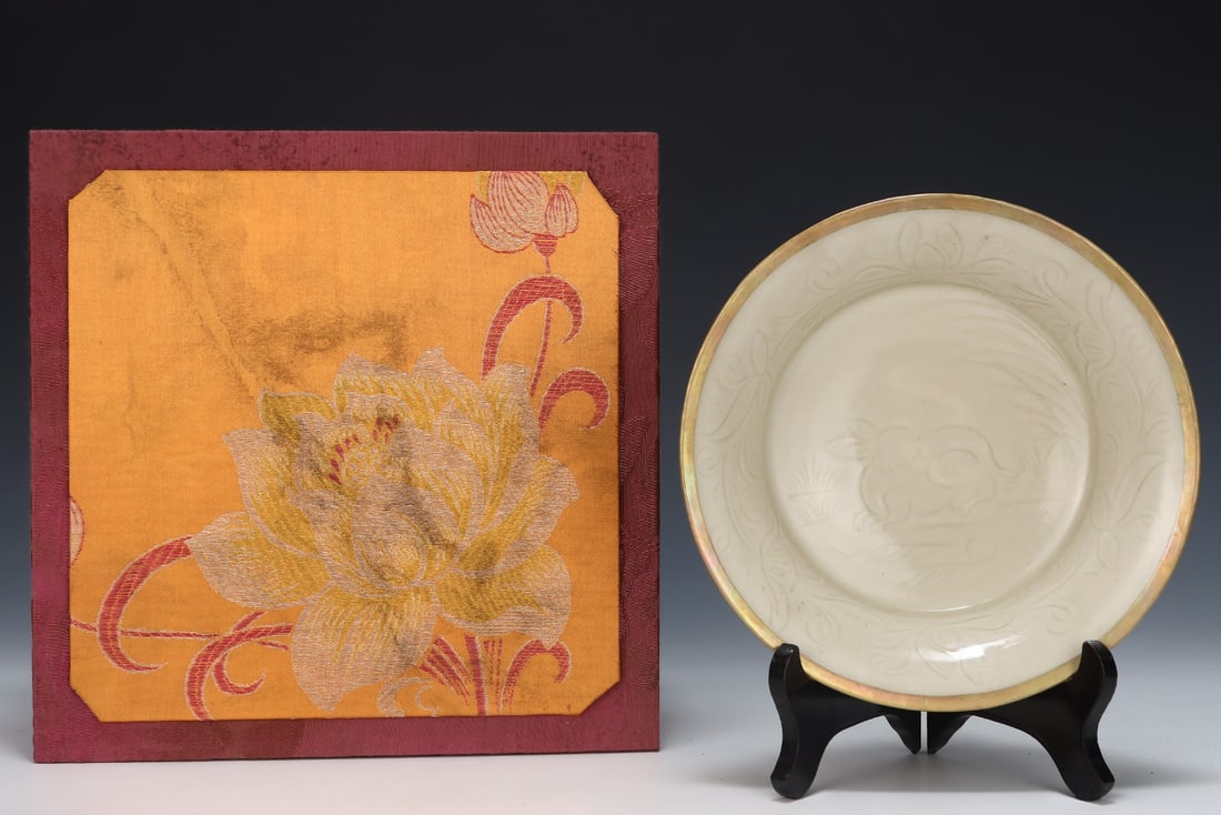 An Exquisite Ding yao Cover with Gold Flower and Rabbit Pattern Plate (1 of 8)