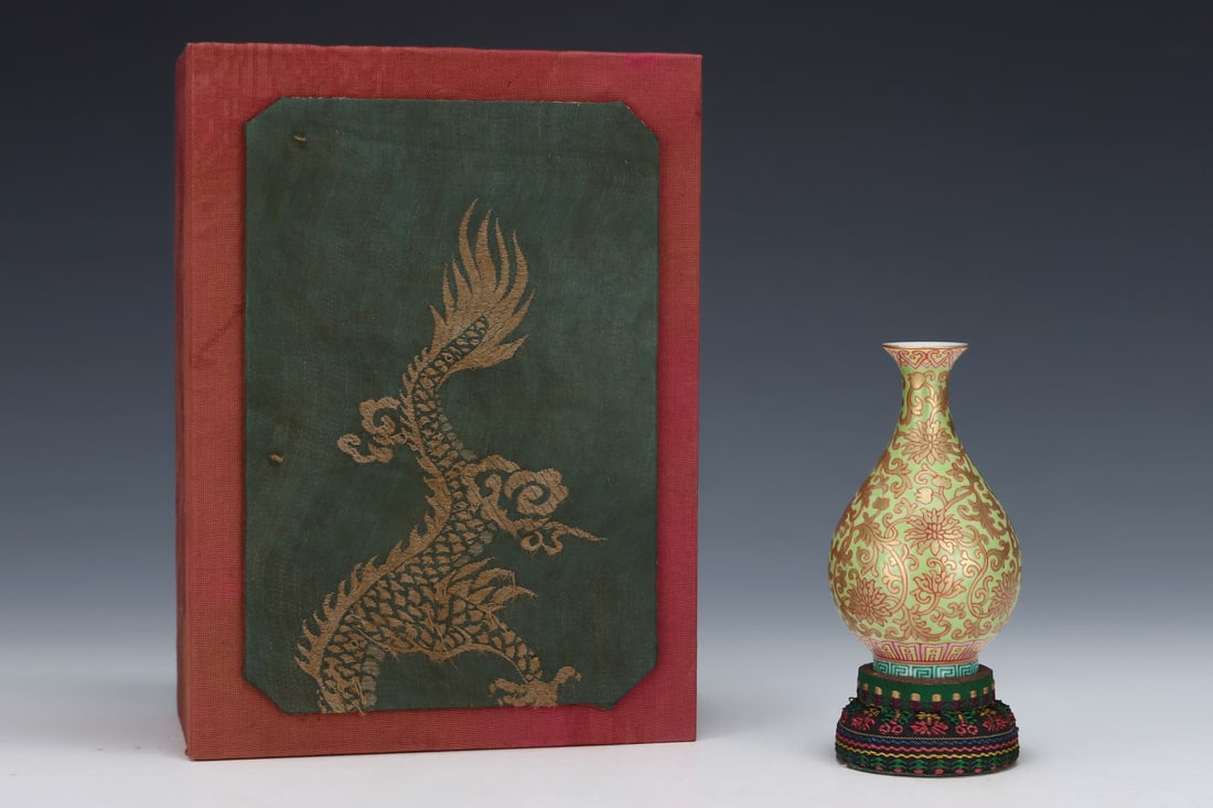 An Exquisite Green Ground Painted Gold Lotus Pattern Vase: An Exquisite Green Ground Painted Gold Lotus Pattern Vase,Qing Dynasty, China,Qianlong Four-character Mark,Size:4.1inx2.4in 绿地描金缠枝莲纹瓶,