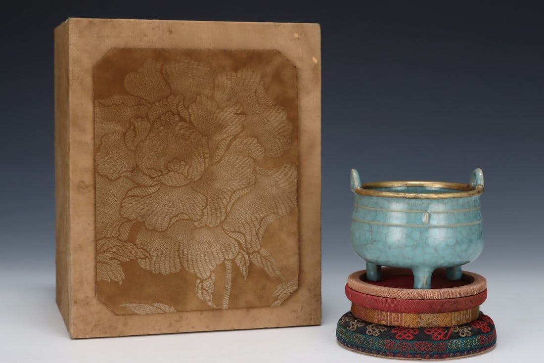 An Exquisite Ru yao Cover with Gold Double-Ears and Tripod Censer,With an Imperial Poem by Emperor (1 of 8)