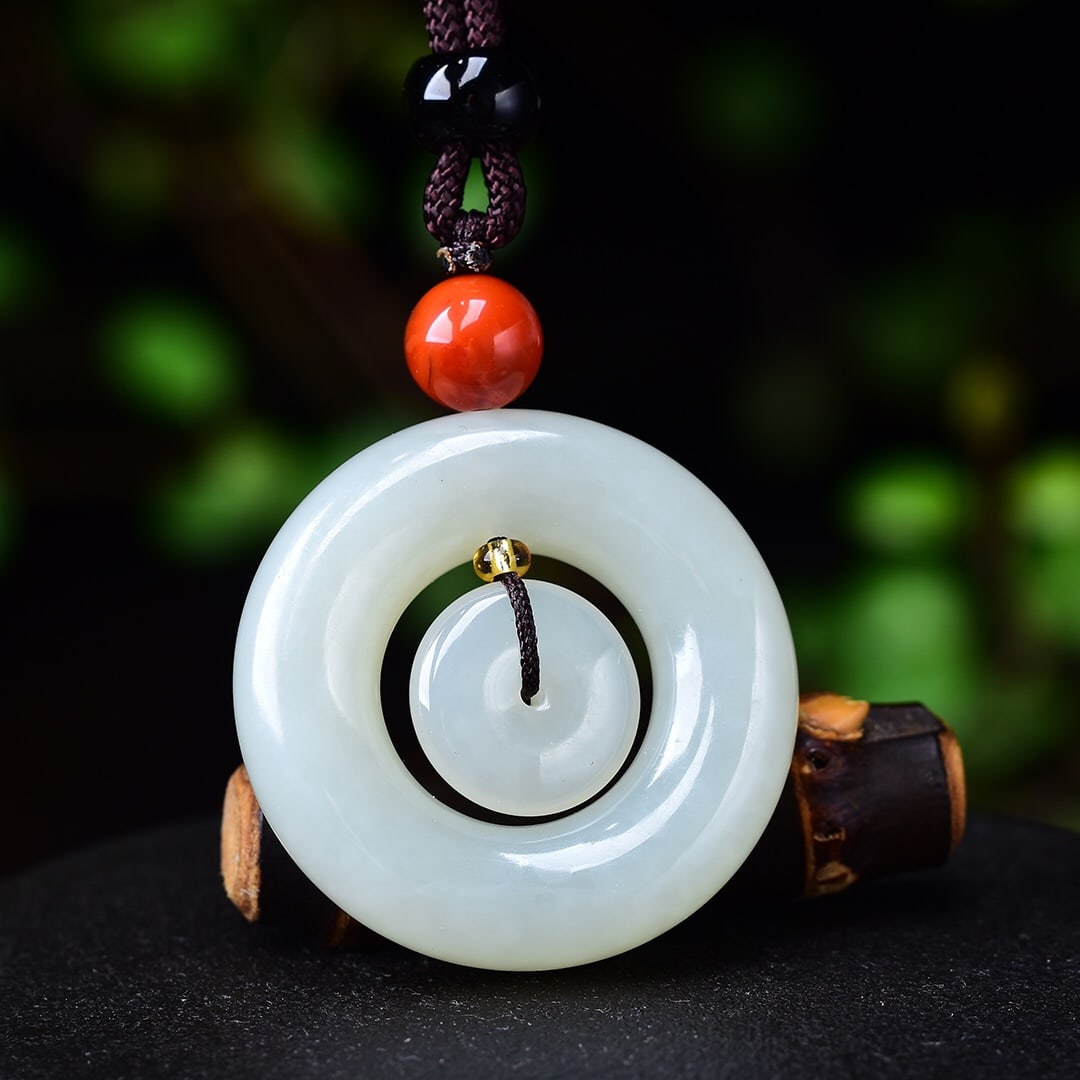 An Exquisite White Jade Pendant: An Exquisite White Jade Pendant,Size:32mmx32mm 白玉吊坠