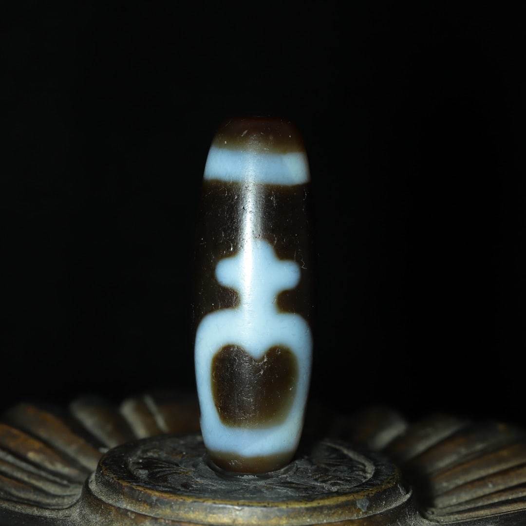 An Exquisite Dzi Bead Pendant (1 of 9)