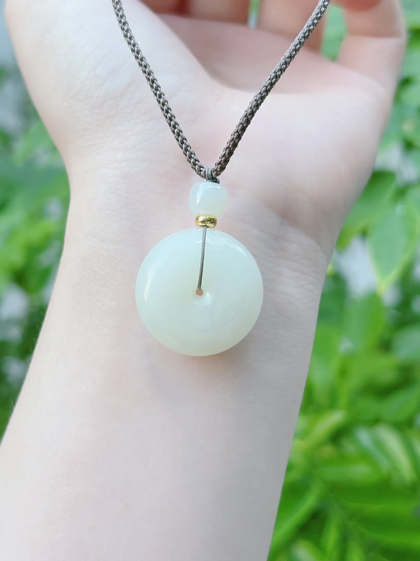 An Exquisite White Jade Pendant: An Exquisite White Jade Pendant,Size:22mm,Weight:10g 寓意:吉祥平安扣,玉脂白润,无裂无纹 白玉吊